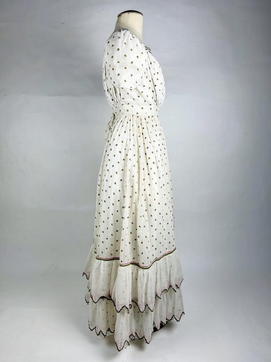 A Summer day dress in cotton muslin embroidered with wool Circa 1820-1825 For Sale 5