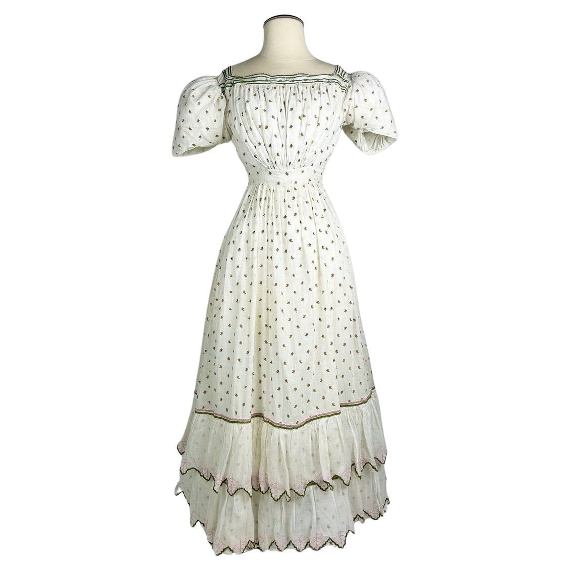 A Summer day dress in cotton muslin embroidered with wool Circa 1820-1825 For Sale