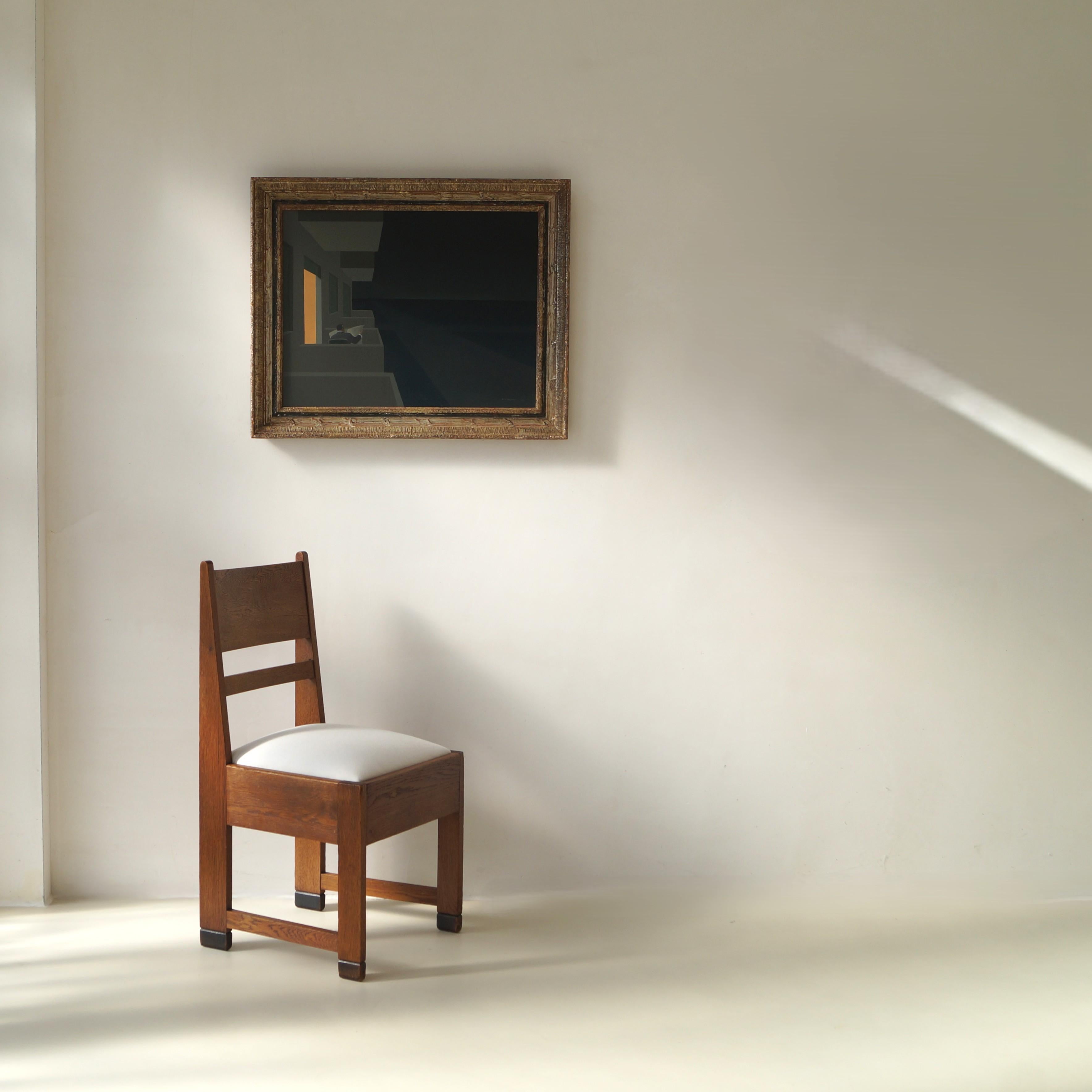 Chris van Geest - A Summer Everning (1975) - Öl auf Karton, originaler Rahmen, rechts in der Ecke signiert.

Eine filmische Szene eines Mannes, der in seine Zeitung vertieft ist, umgeben von Beton und Stille. Der einzige beleuchtete Raum leuchtet in