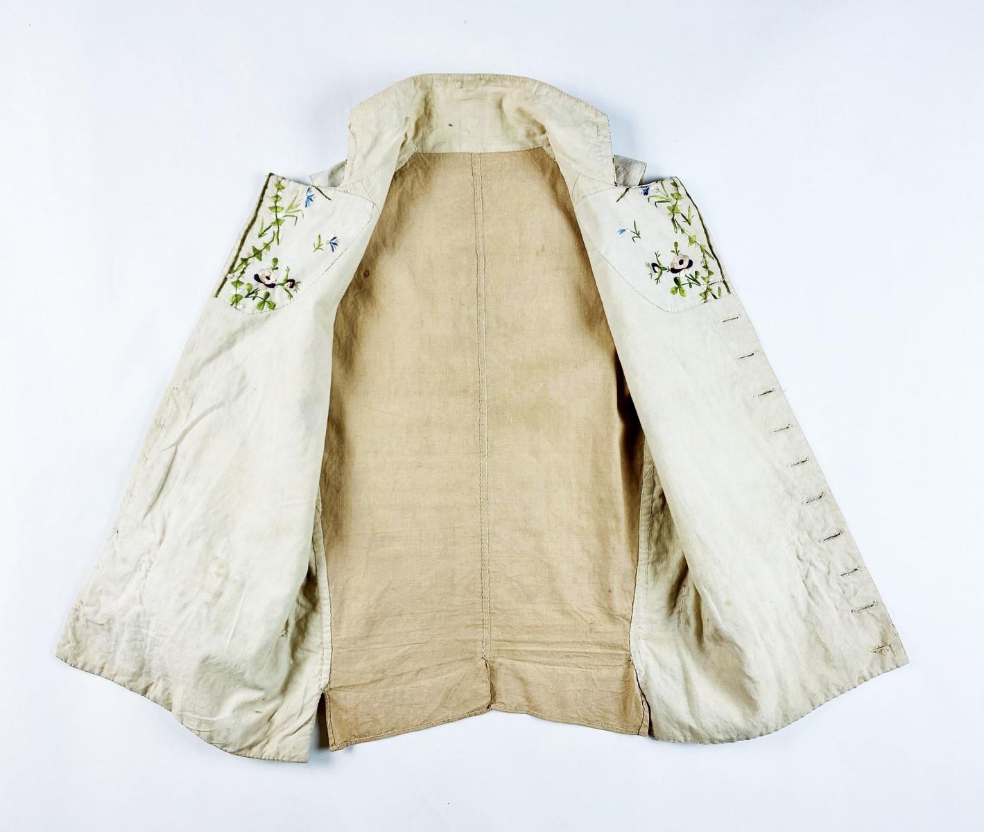 A Summer silk embroidered waistcoat - Directoire period - France Circa 1800 9