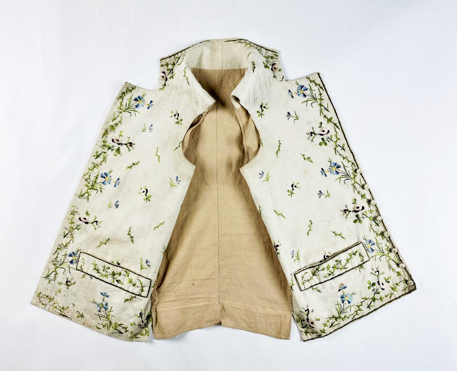 A Summer silk embroidered waistcoat - Directoire period - France Circa 1800 10