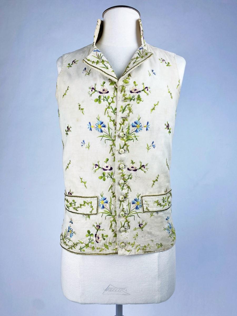 A Summer silk embroidered waistcoat - Directoire period - France Circa 1800 In Fair Condition In Toulon, FR