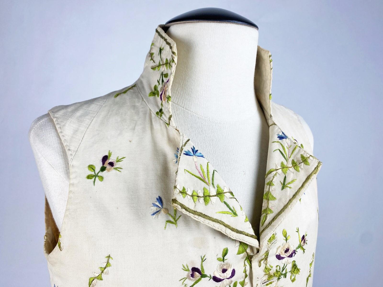 A Summer silk embroidered waistcoat - Directoire period - France Circa 1800 3