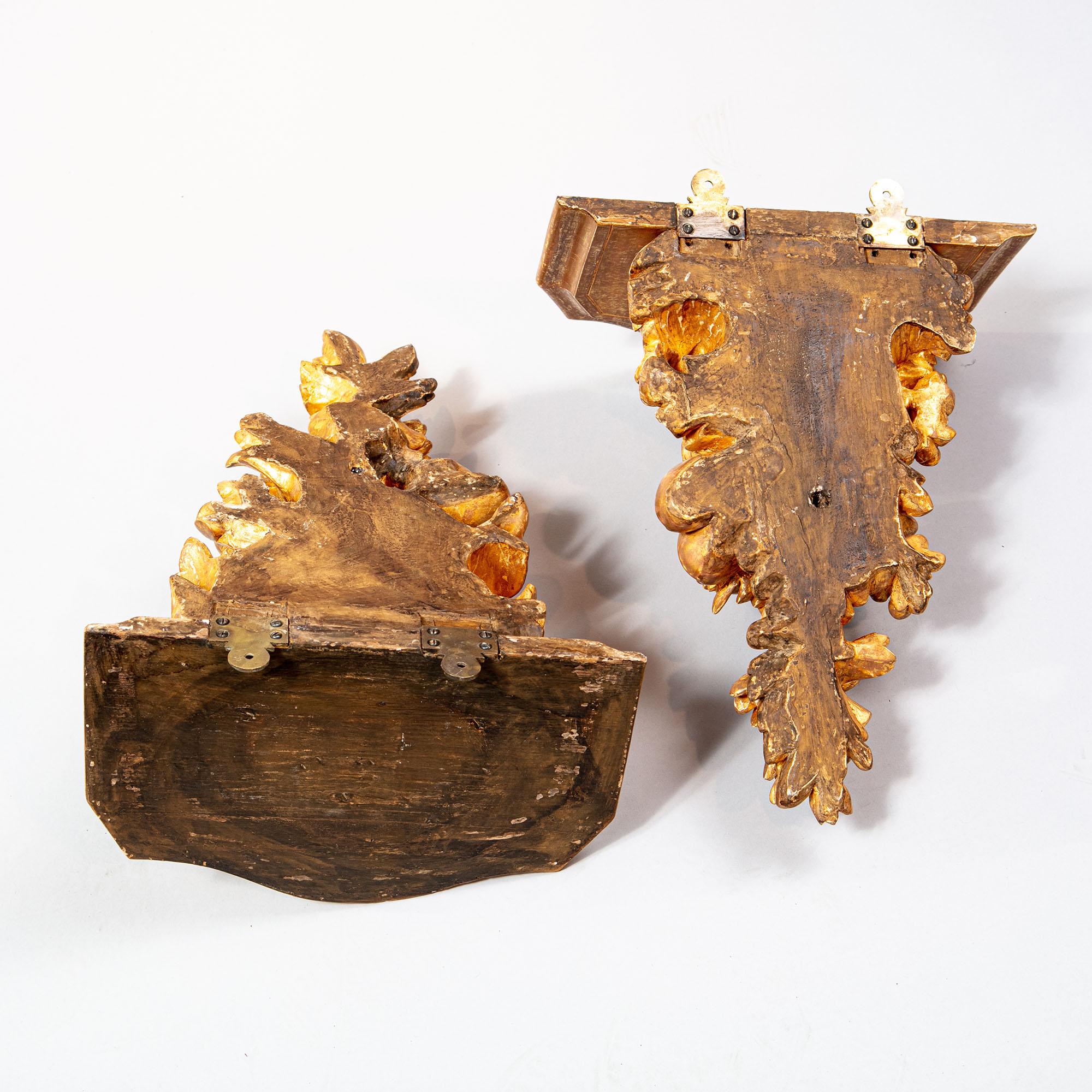 A sumptuous pair of George III carved giltwood wall brackets For Sale 1