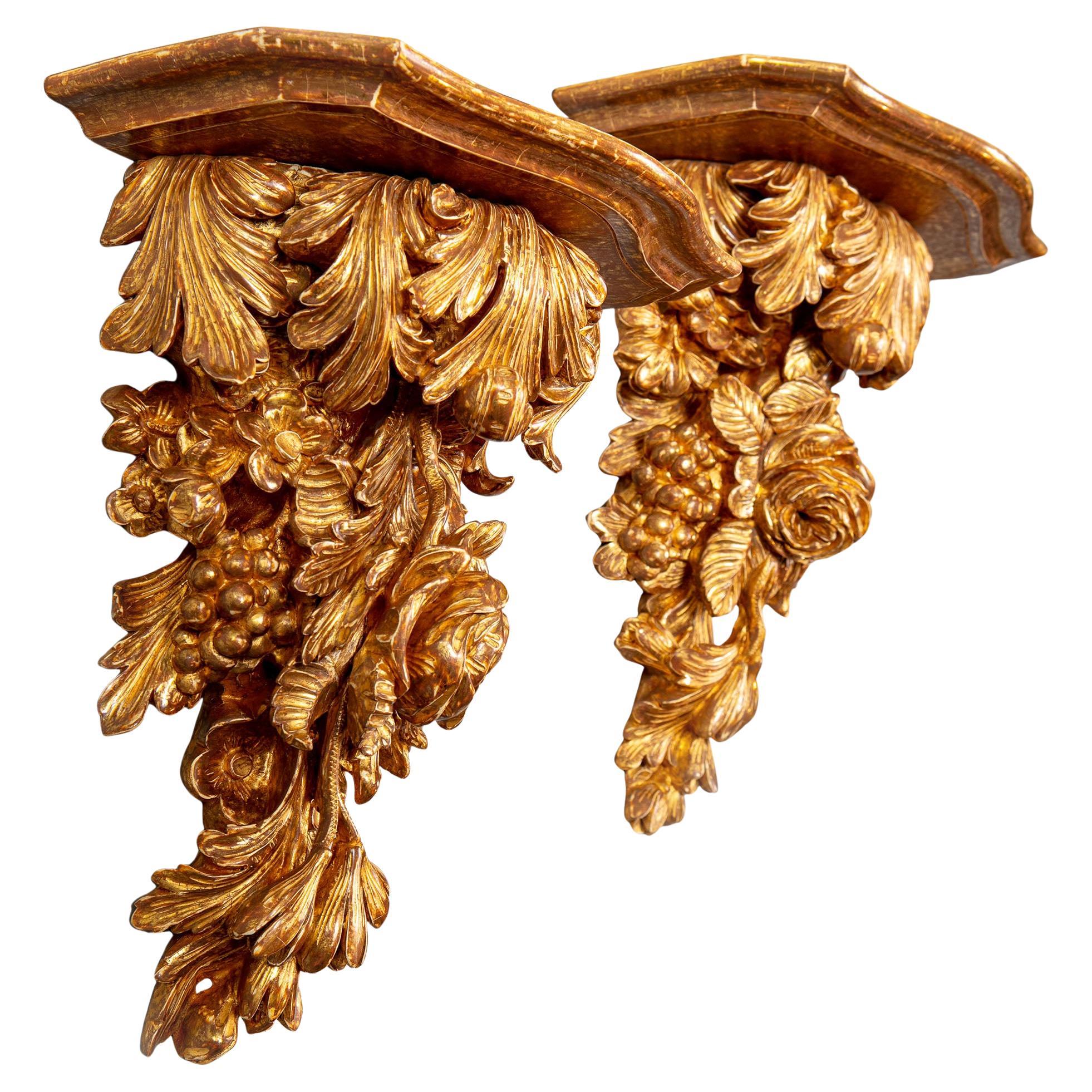 Un suntuoso par de ménsulas de pared de madera dorada tallada de Jorge III