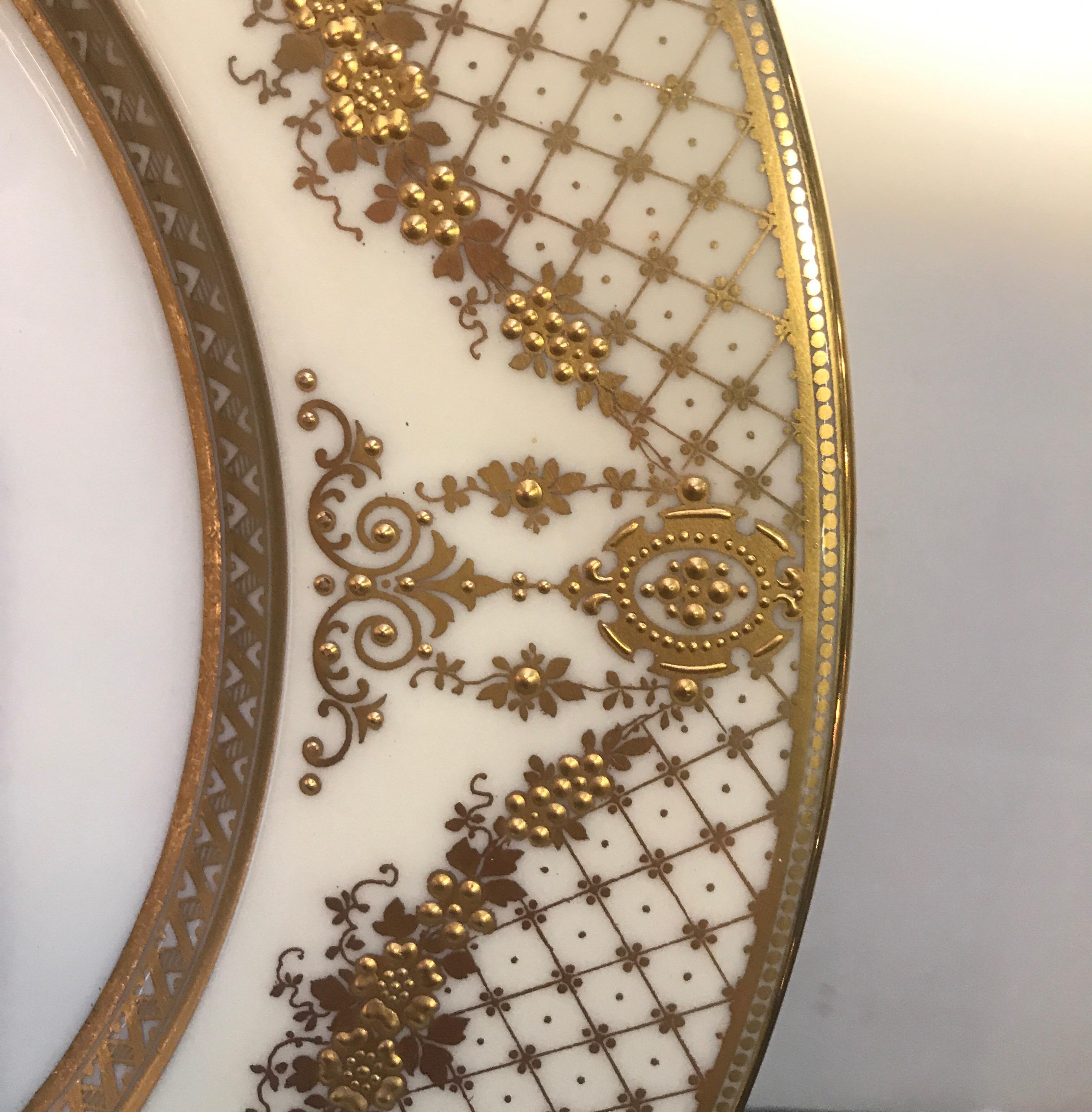 Early 20th Century Sumptuous Set of 12 Raised Gilt Border Service Dinner Plates, circa 1910