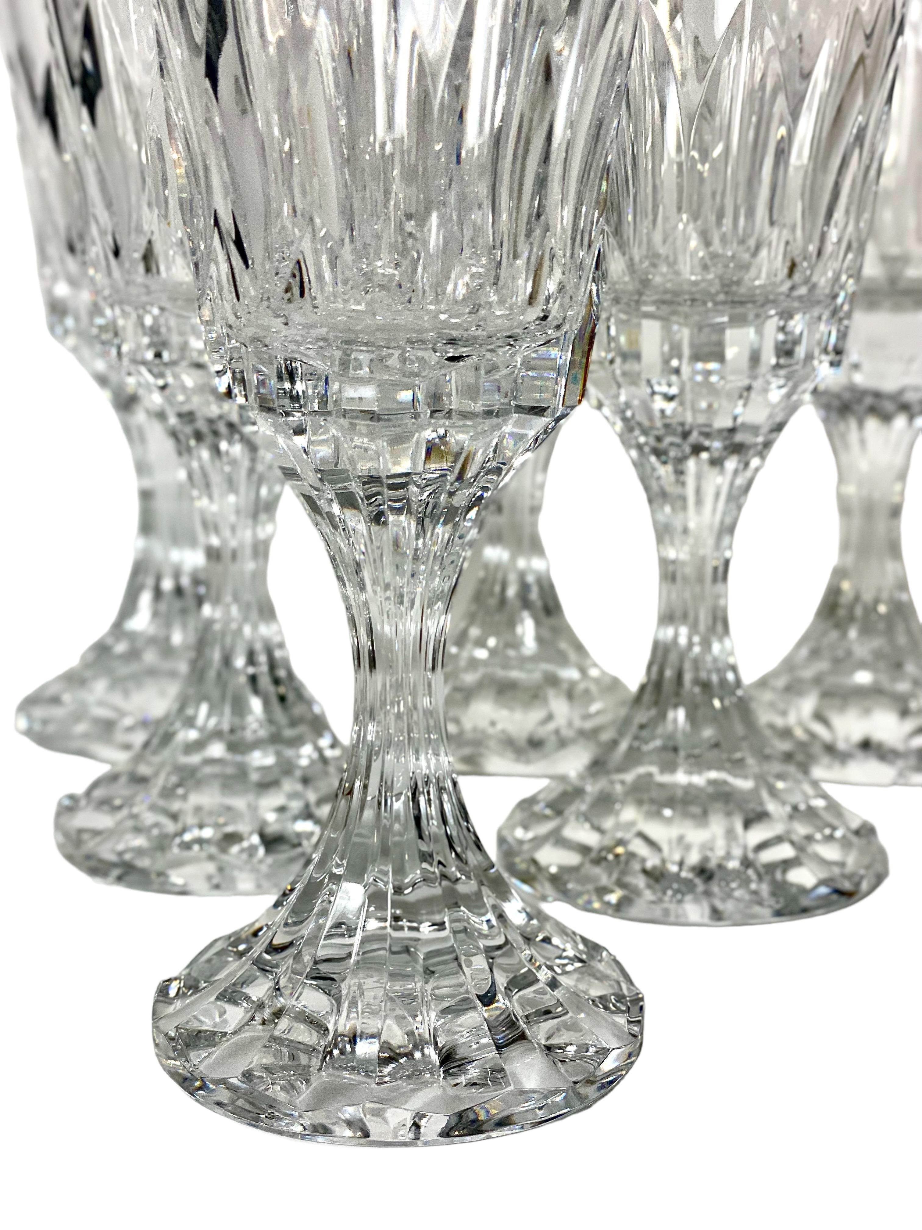 Un somptueux ensemble de six verres à vin en cristal de Baccarat, dans le design recherché d'Assas. Signés par une gravure à l'acide sur leur base, ces verres substantiels sont dotés d'un pied magnifiquement sculpté et d'une tige qui capte la