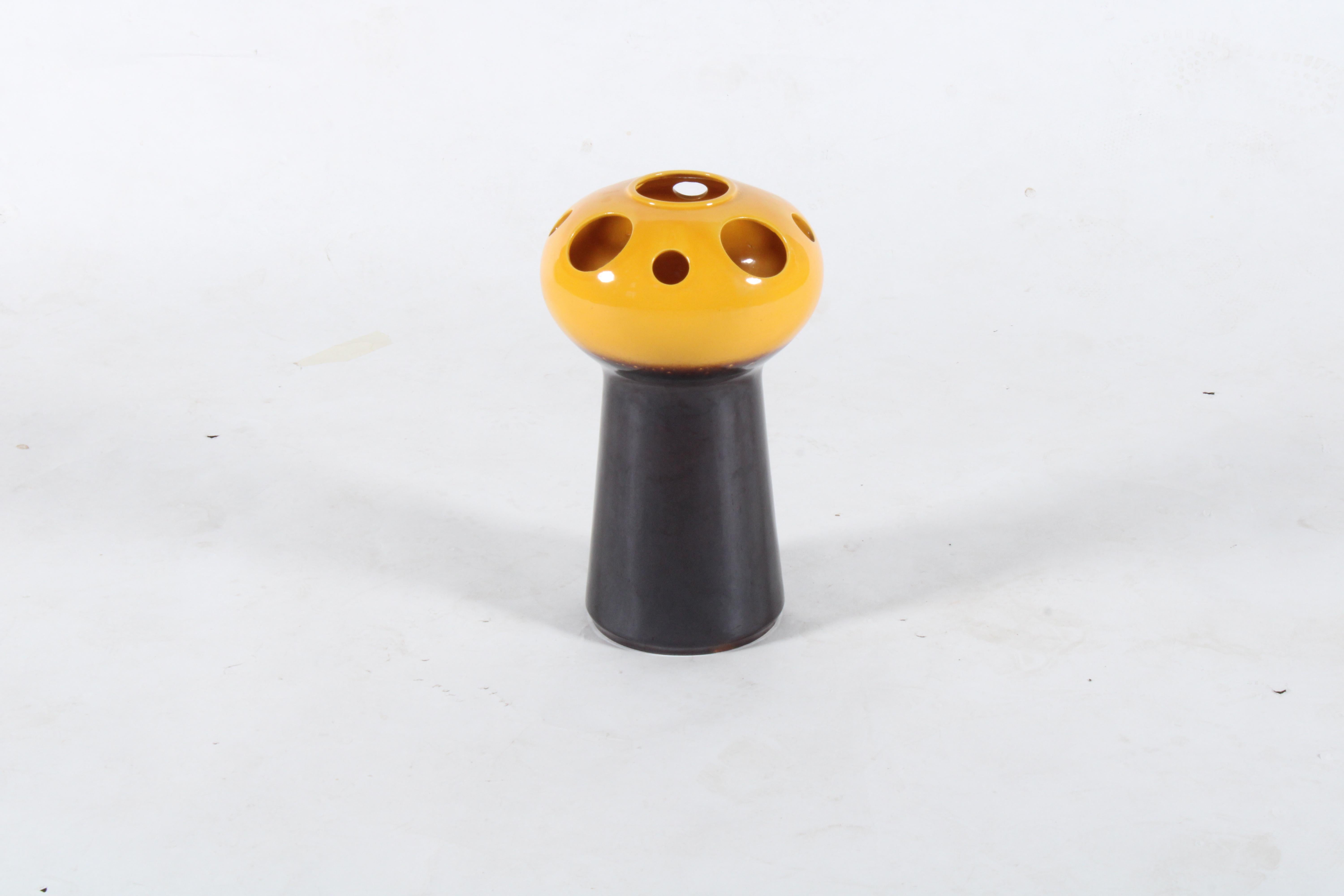 Un meraviglioso vaso a stelo in ceramica smaltata d'epoca in  bellissimi colori giallo e nero. Uno splendido pezzo decorativo perfetto per arredare la tua casa o i tuoi progetti d'interni. Presenta condizioni vintage molto buone, a parte una piccola