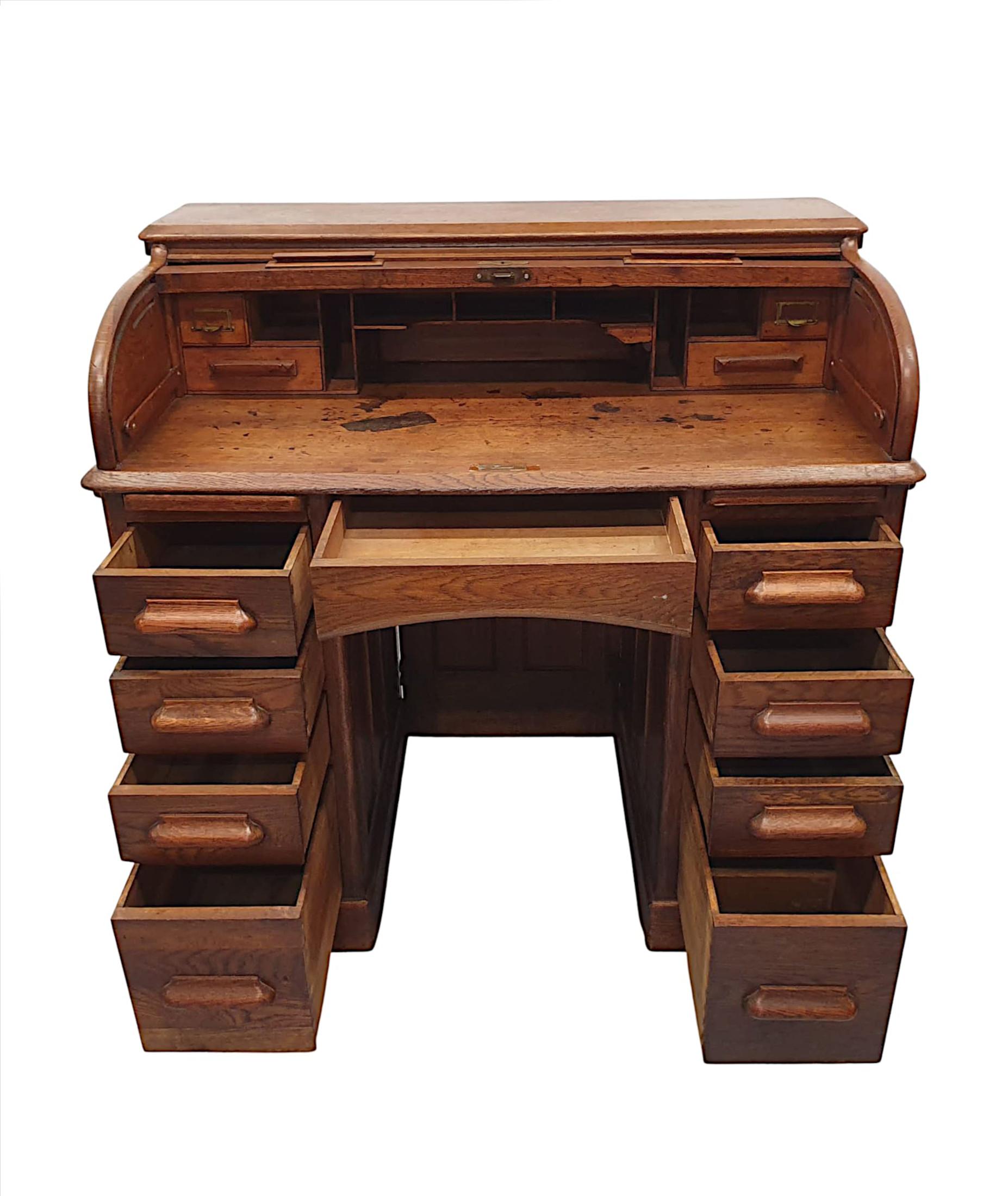 Hervorragender Rolltop-Schreibtisch aus Eiche von 1920  (Eichenholz) im Angebot