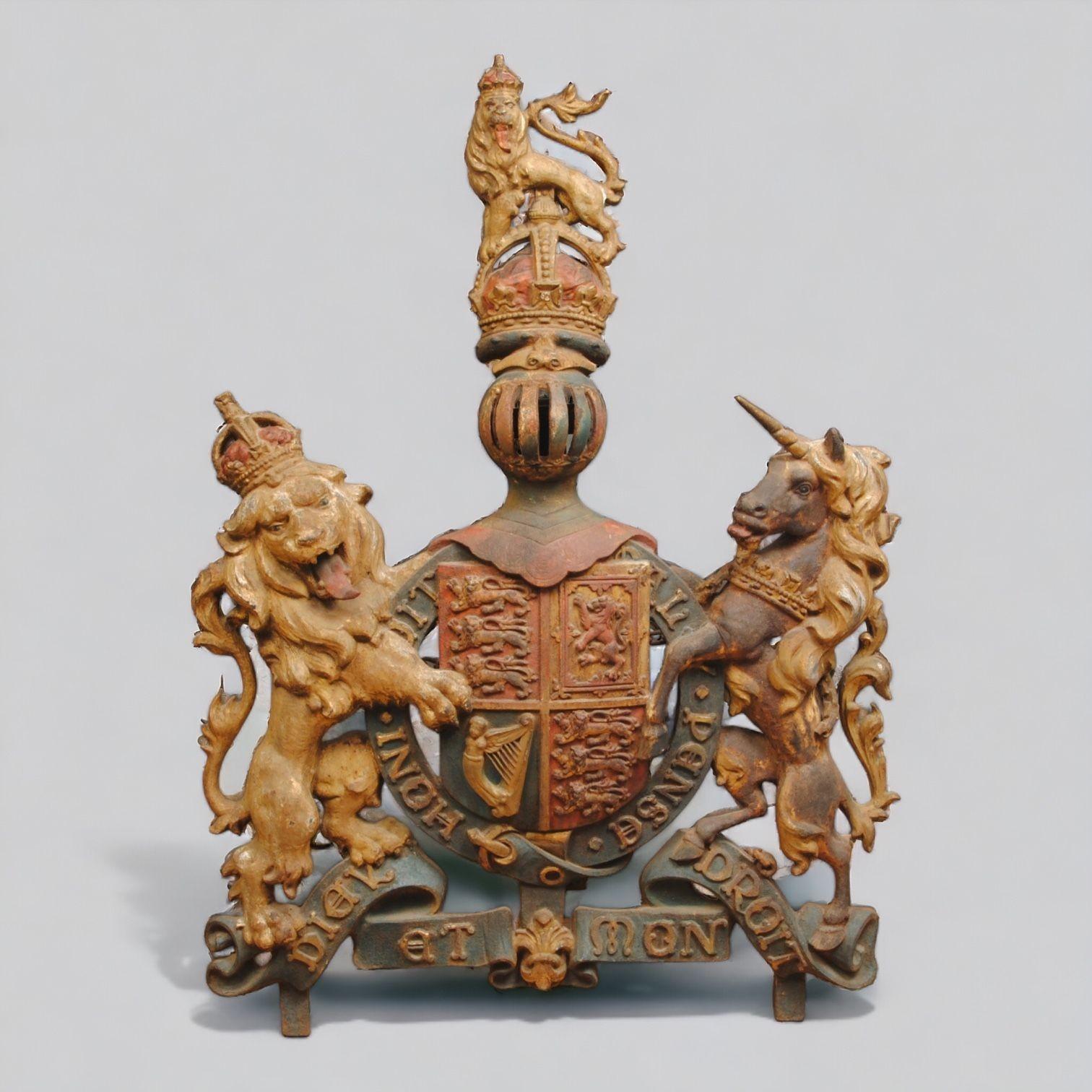 Ein gusseisernes Wappen aus der Mitte des 19. Jahrhunderts mit einer fabelhaften originalen polychromen und vergoldeten Verzierung.
Jetzt mit einer Staffelei für einfache Anzeige befestigt, aber es hat immer noch die ursprüngliche Kette über die