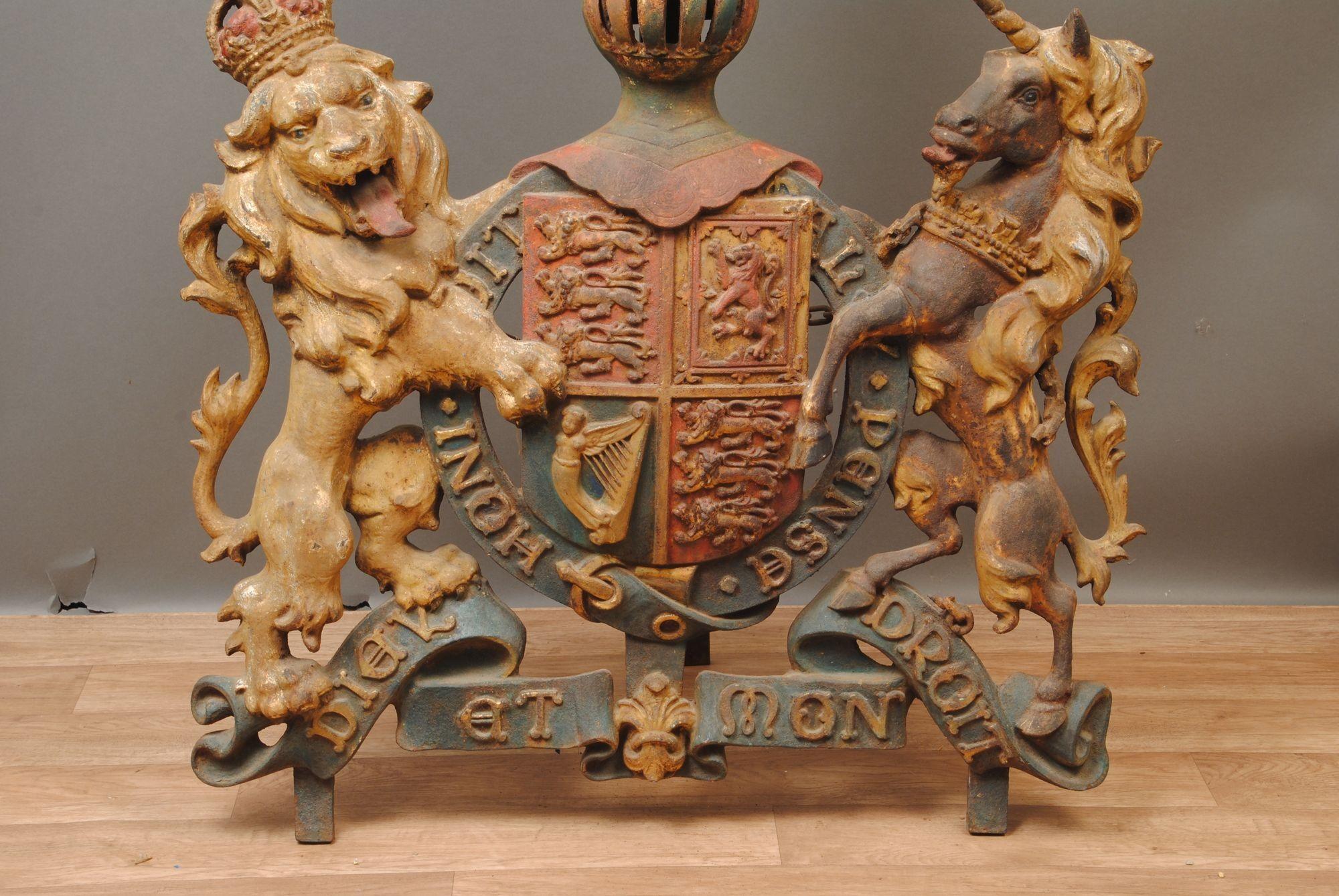 A SUPERBES CENTURY CAST IRON ROyal COAT OF ARMS aus dem 19. Jahrhundert im Zustand „Gut“ im Angebot in Lincolnshire, GB