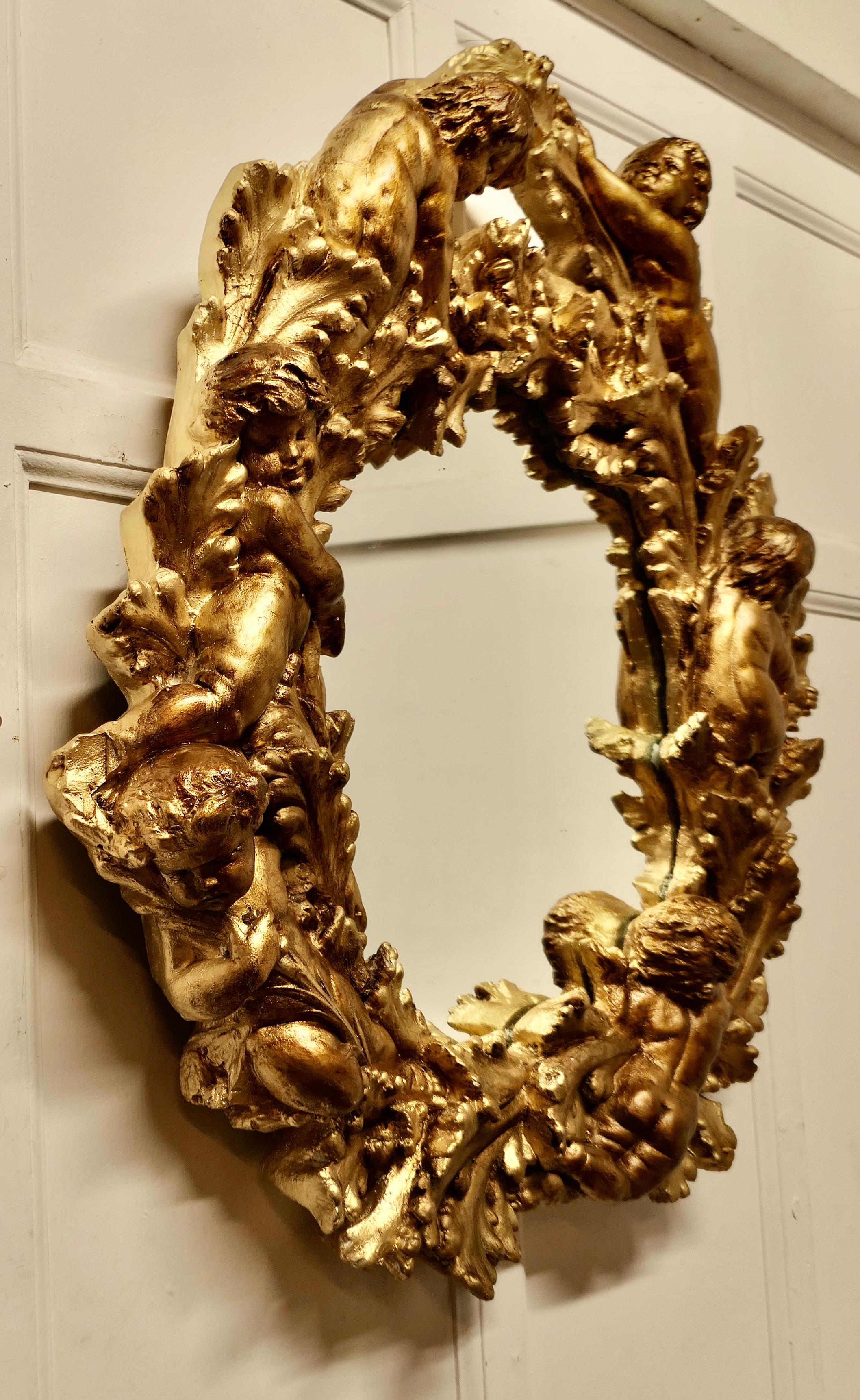 Gesso Superbe miroir couronné doré italien du 19ème siècle  C'est une pièce charmante  en vente