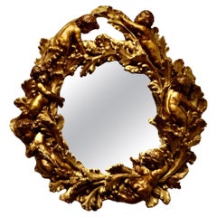 Espléndido espejo italiano dorado con corona del siglo XIX  Es una pieza encantadora