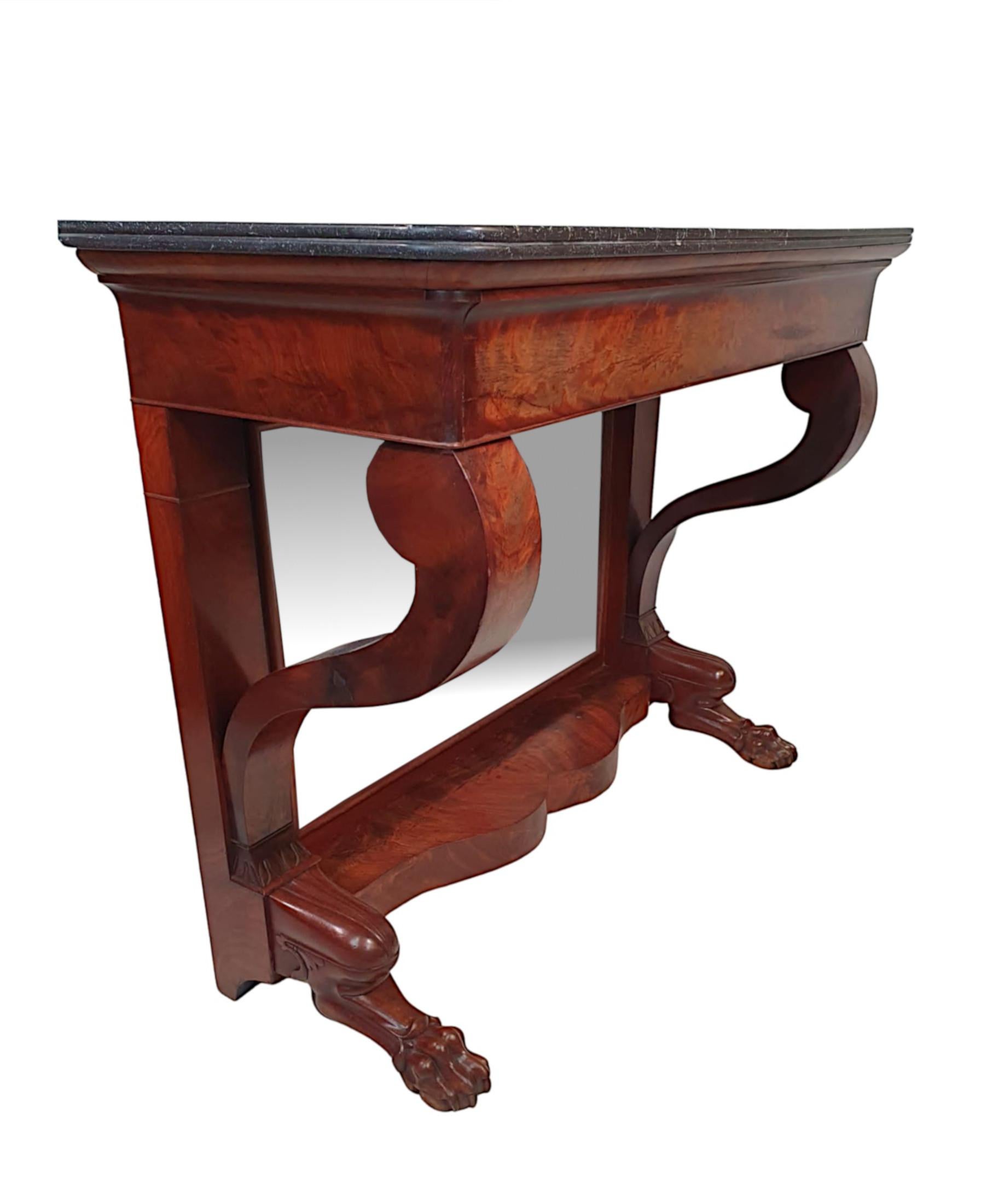 Français Superbe table console du 19ème siècle avec plateau en marbre en vente
