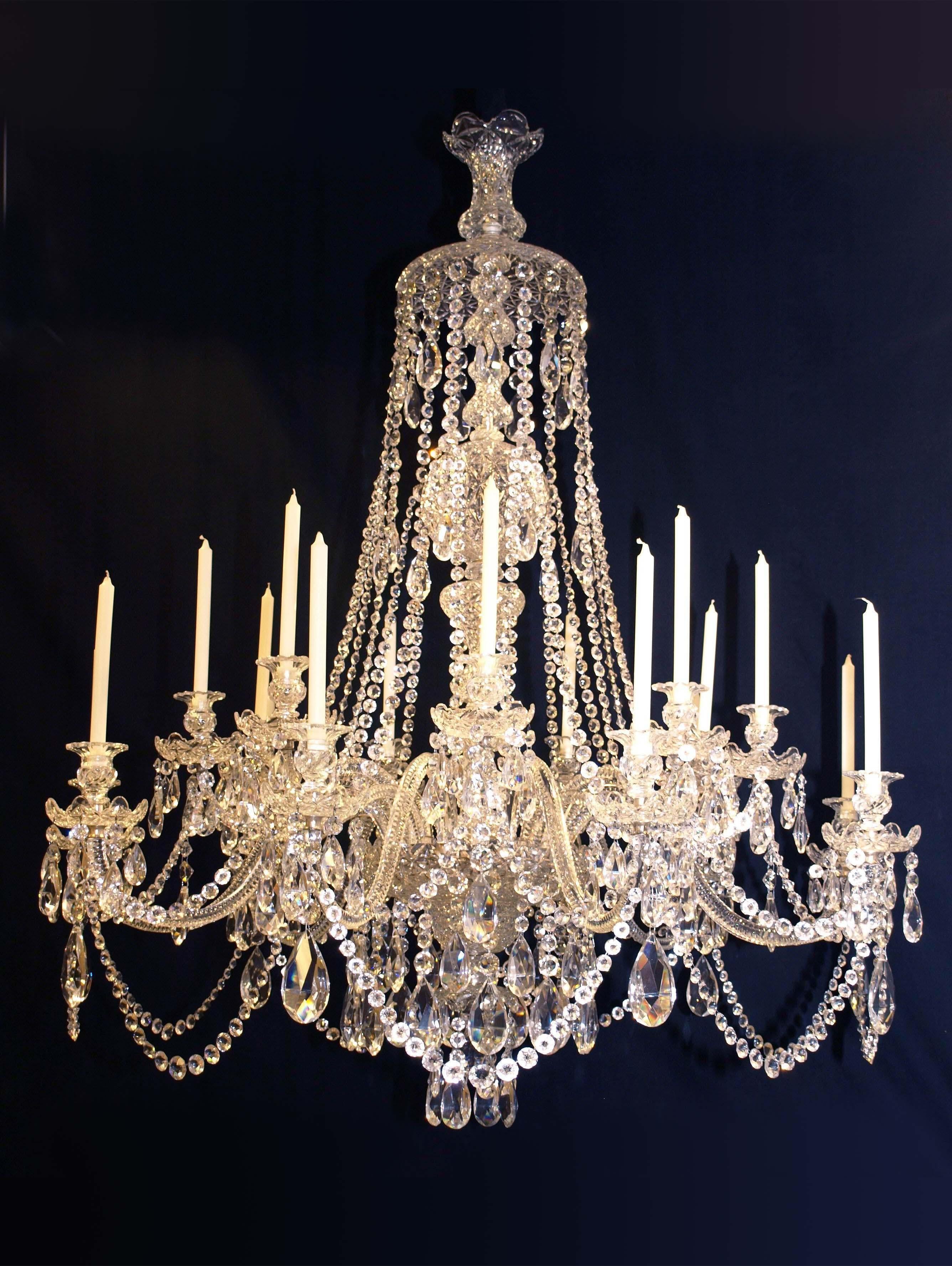 Un superbe lustre russe du 19ème siècle, entièrement en cristal taillé à la main, avec 18 lumières, pour bougies.
CW3289.