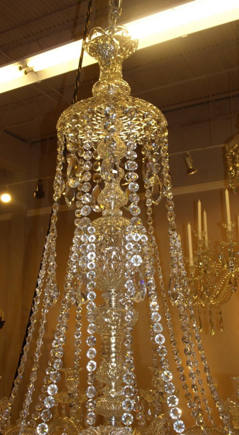 Sculpté à la main Superbe lustre russe du 19ème siècle en cristal taillé à la main avec 18 lampes en vente