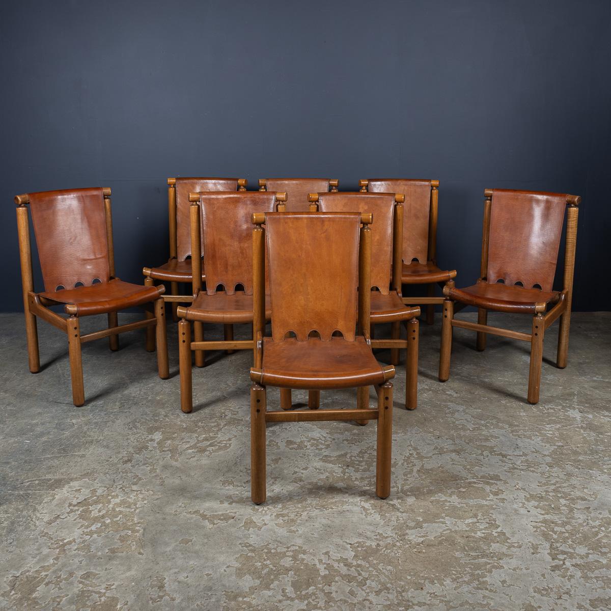Superbe ensemble de huit chaises de salle à manger du 20e siècle, datant des années 1950, réalisé par le designer finlandais Ilmari Tapiovaara pour Permanente Cantu. Le cadre en bois dur soutient une assise et un dossier en cuir