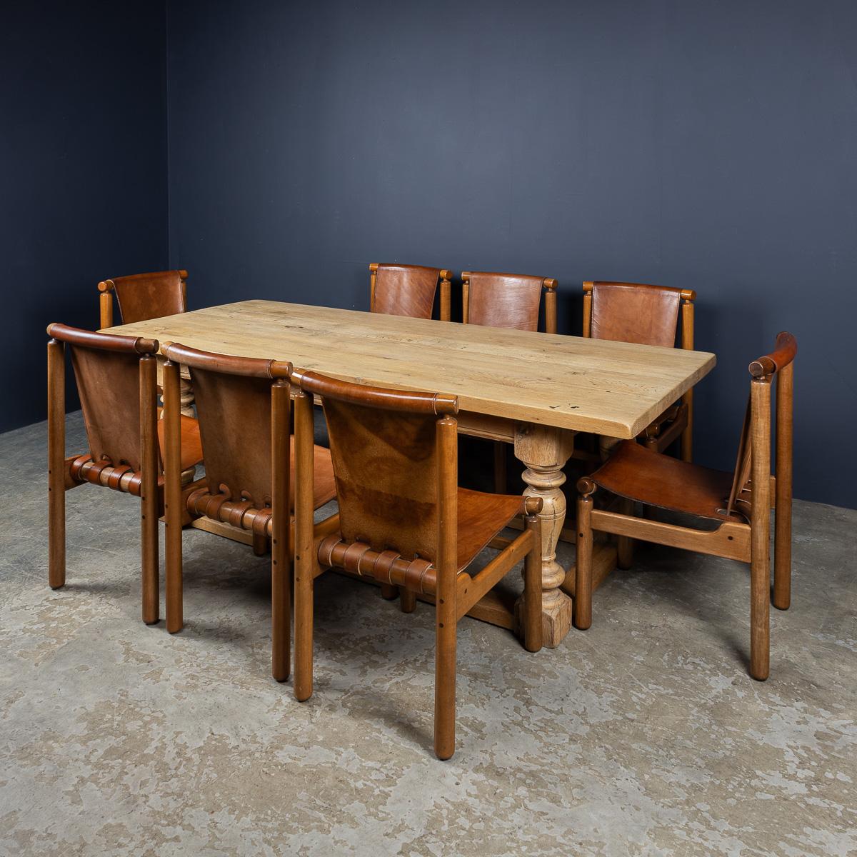 Finlandais Superbe ensemble de huit chaises de salle à manger en cuir Ilmari Tapiovaara du 20e siècle, c.1950 en vente