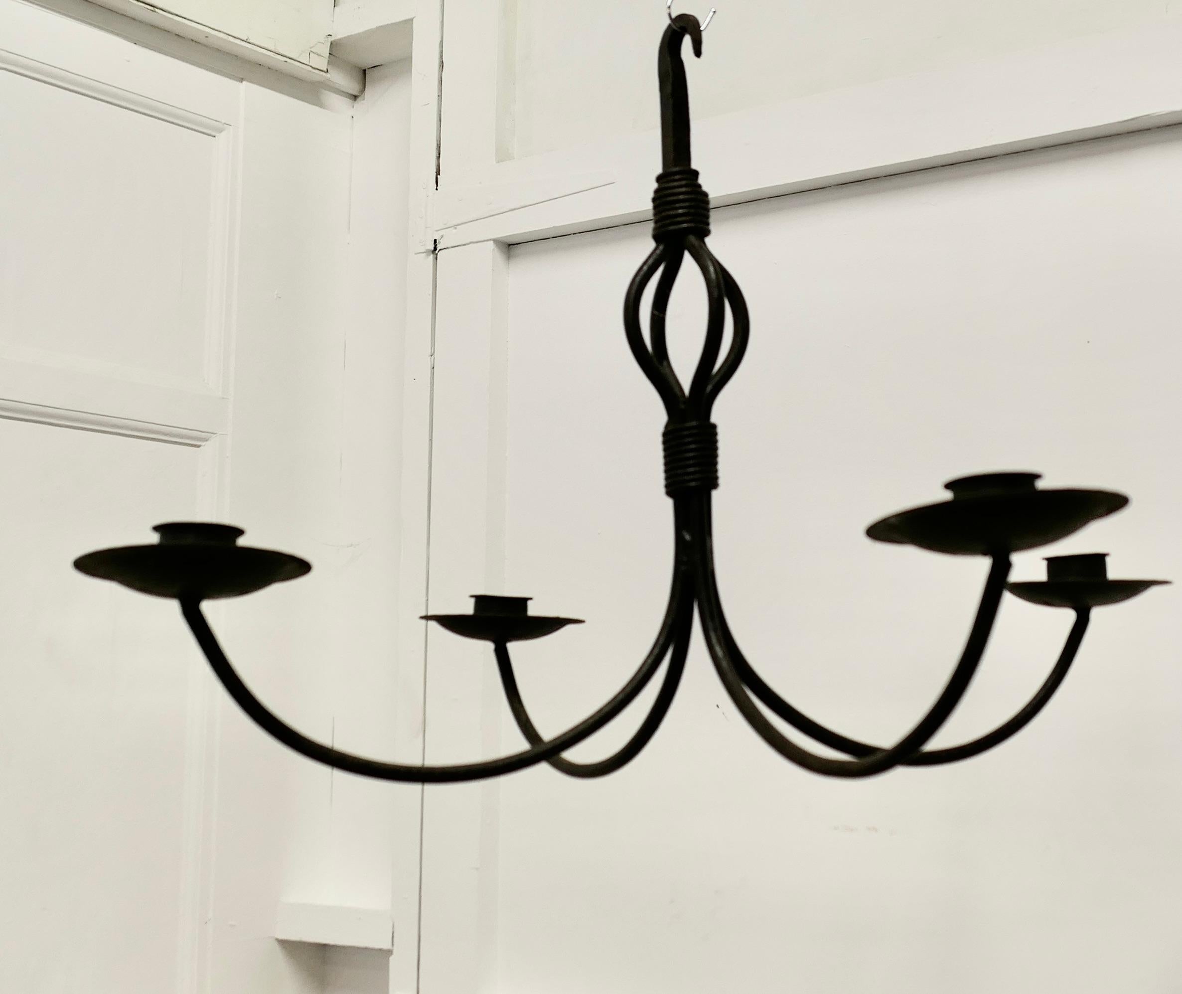 Un superbe lustre suspendu esthétique en fer

Une très belle pièce, une grande pièce avec 4 branches renversées, elle est éclairée par des bougies et fonctionnerait bien à l'extérieur à l'abri du vent. Il n'est pas câblé électriquement.

La lampe