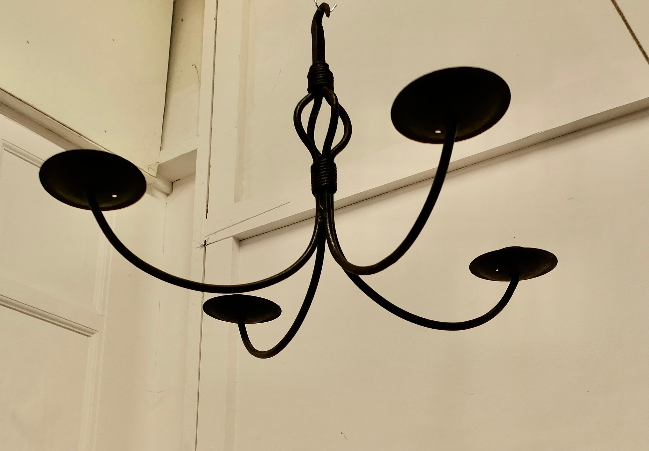 Néo-gothique Un superbe lustre suspendu esthétique en fer  Une très belle pièce. en vente