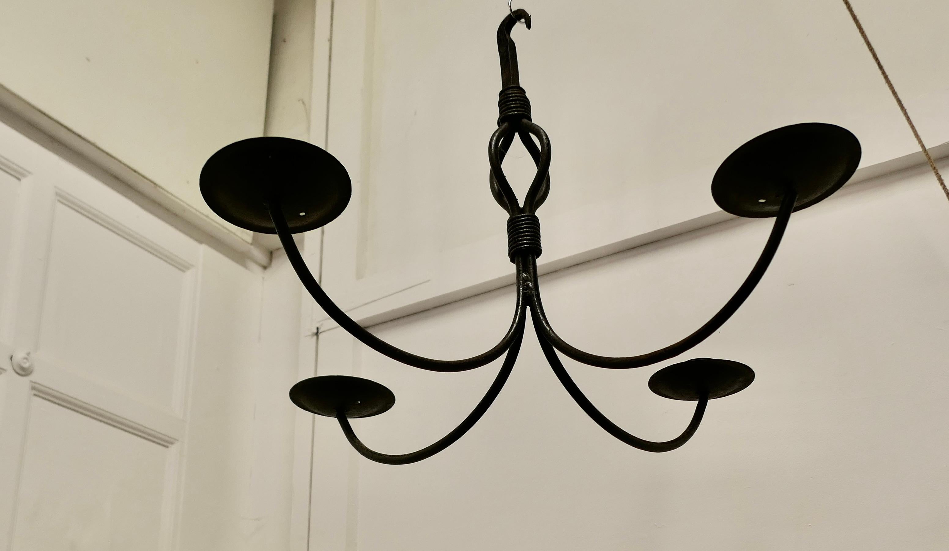 Un superbe lustre suspendu esthétique en fer  Une très belle pièce. Bon état - En vente à Godshill, Isle of Wight