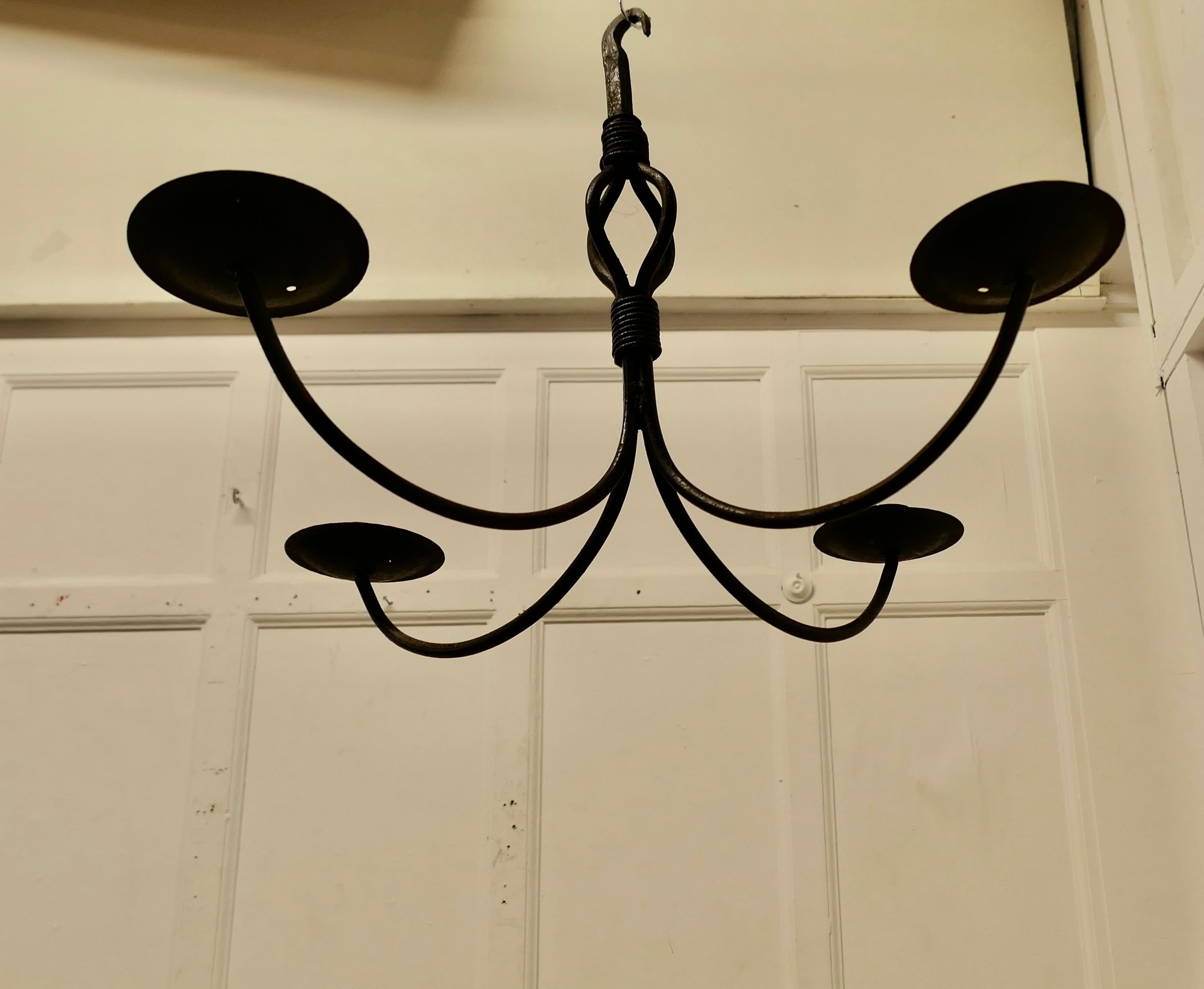 Milieu du XXe siècle Un superbe lustre suspendu esthétique en fer  Une très belle pièce. en vente