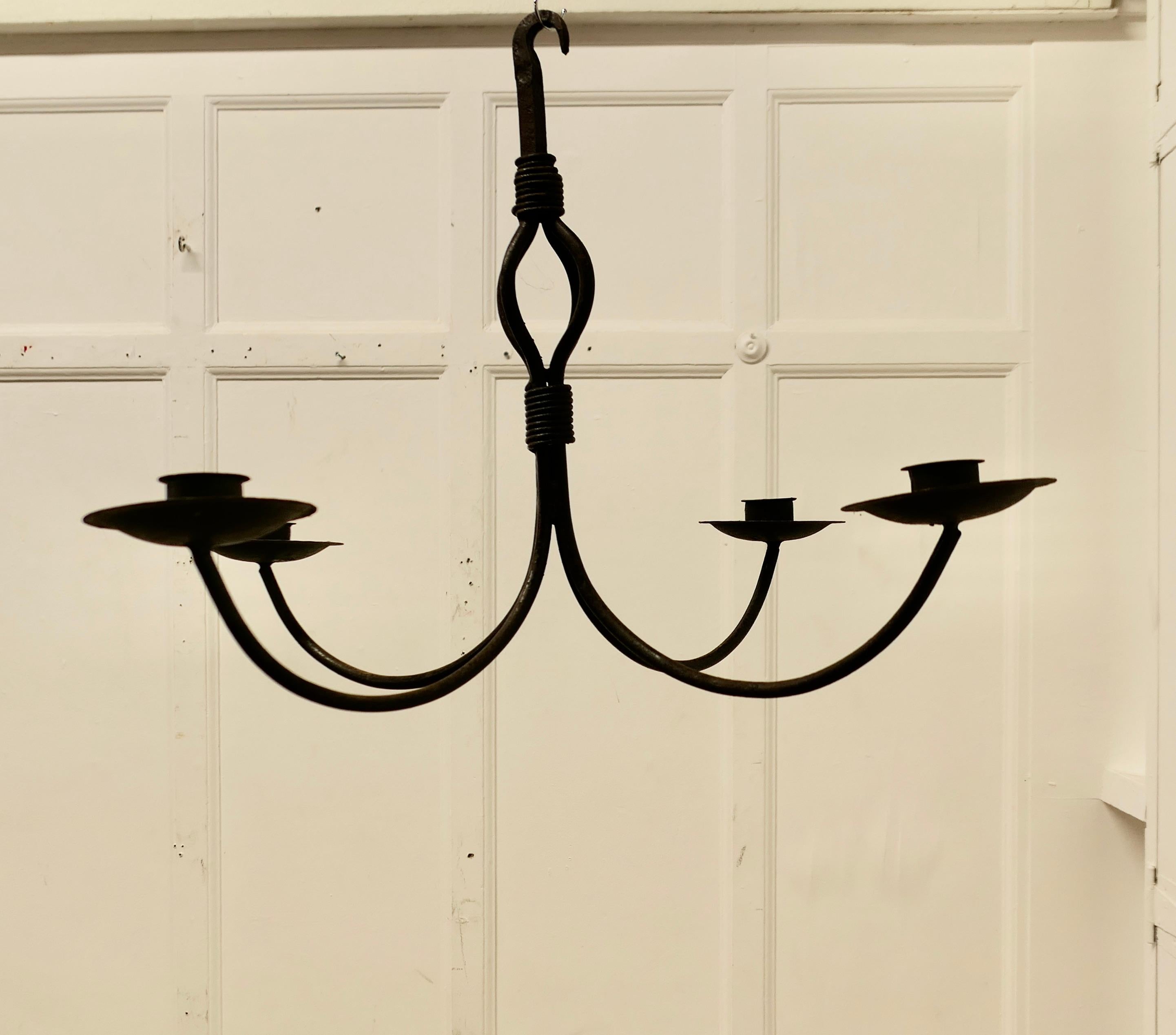 Fer Un superbe lustre suspendu esthétique en fer  Une très belle pièce. en vente