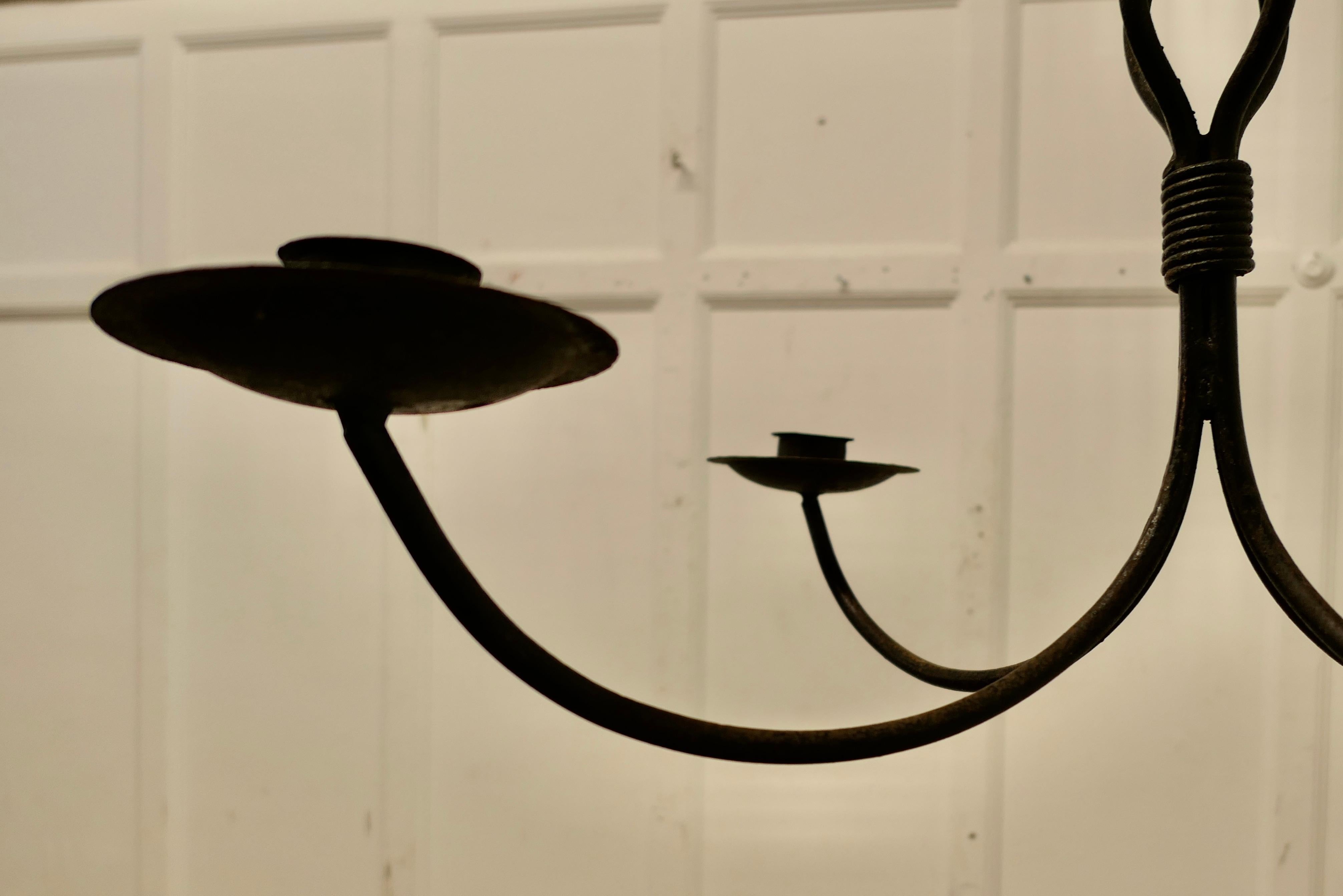 Un superbe lustre suspendu esthétique en fer  Une très belle pièce. en vente 1