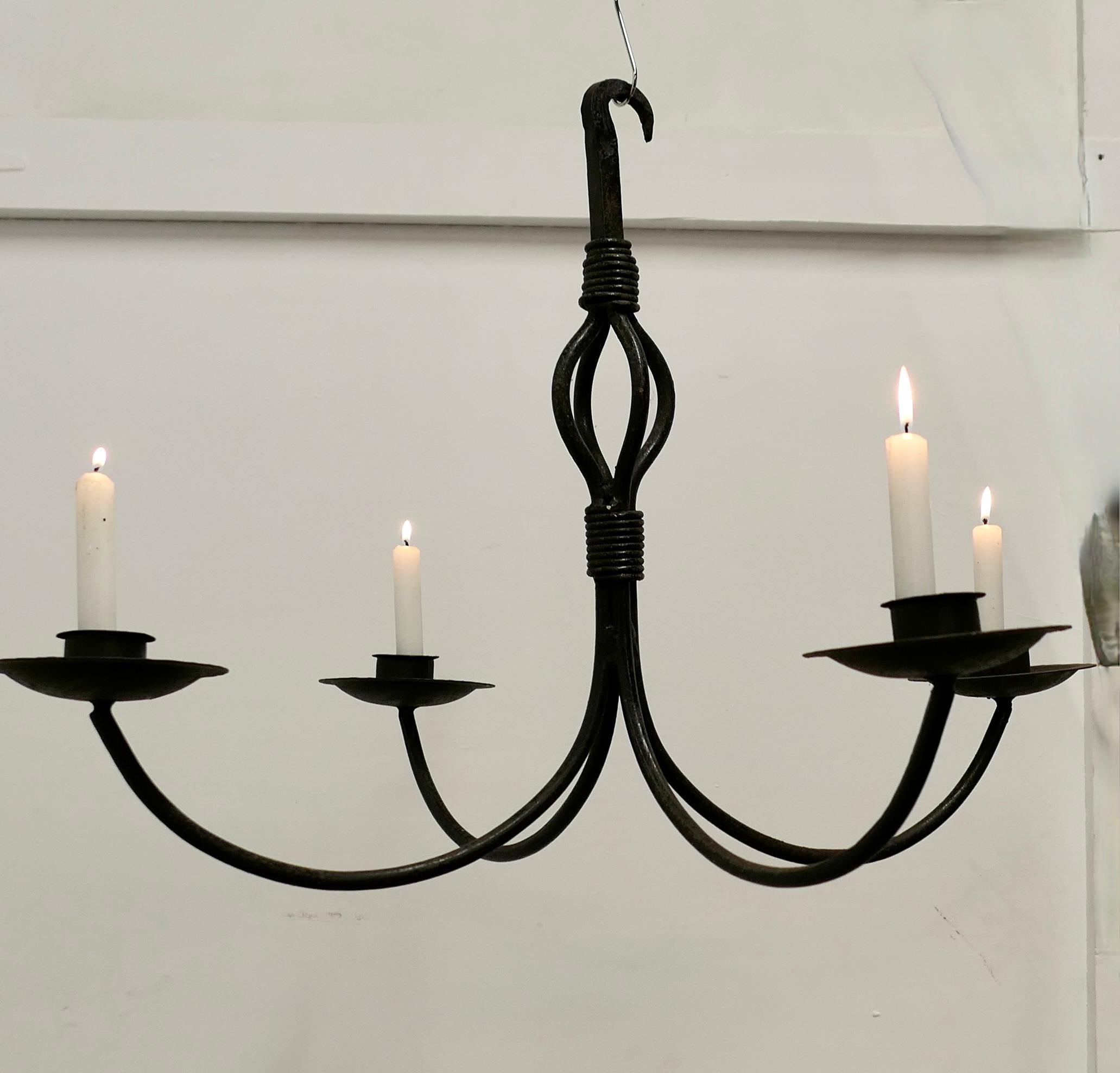 Un superbe lustre suspendu esthétique en fer  Une très belle pièce. en vente 2