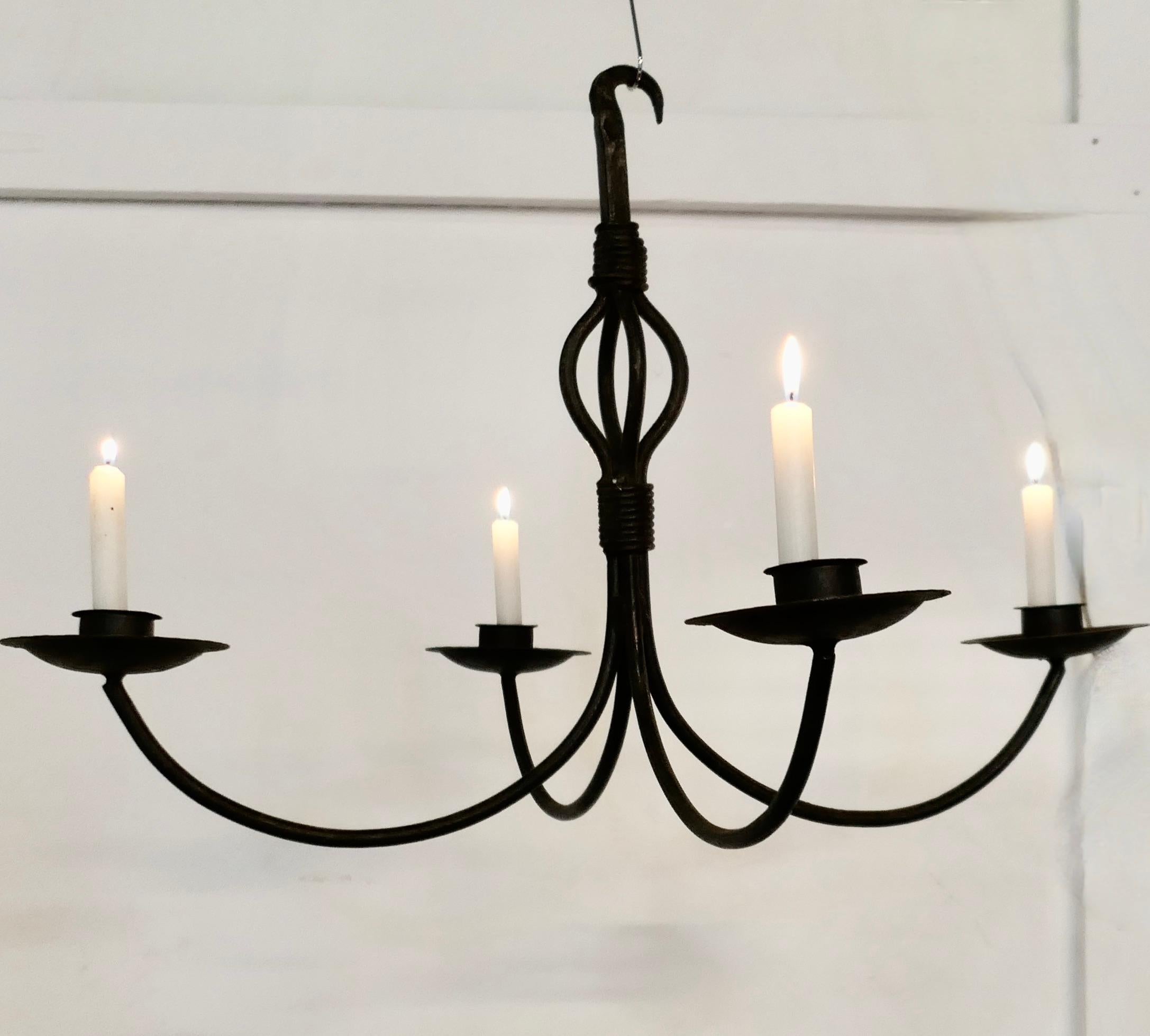 Un superbe lustre suspendu esthétique en fer  Une très belle pièce. en vente 3