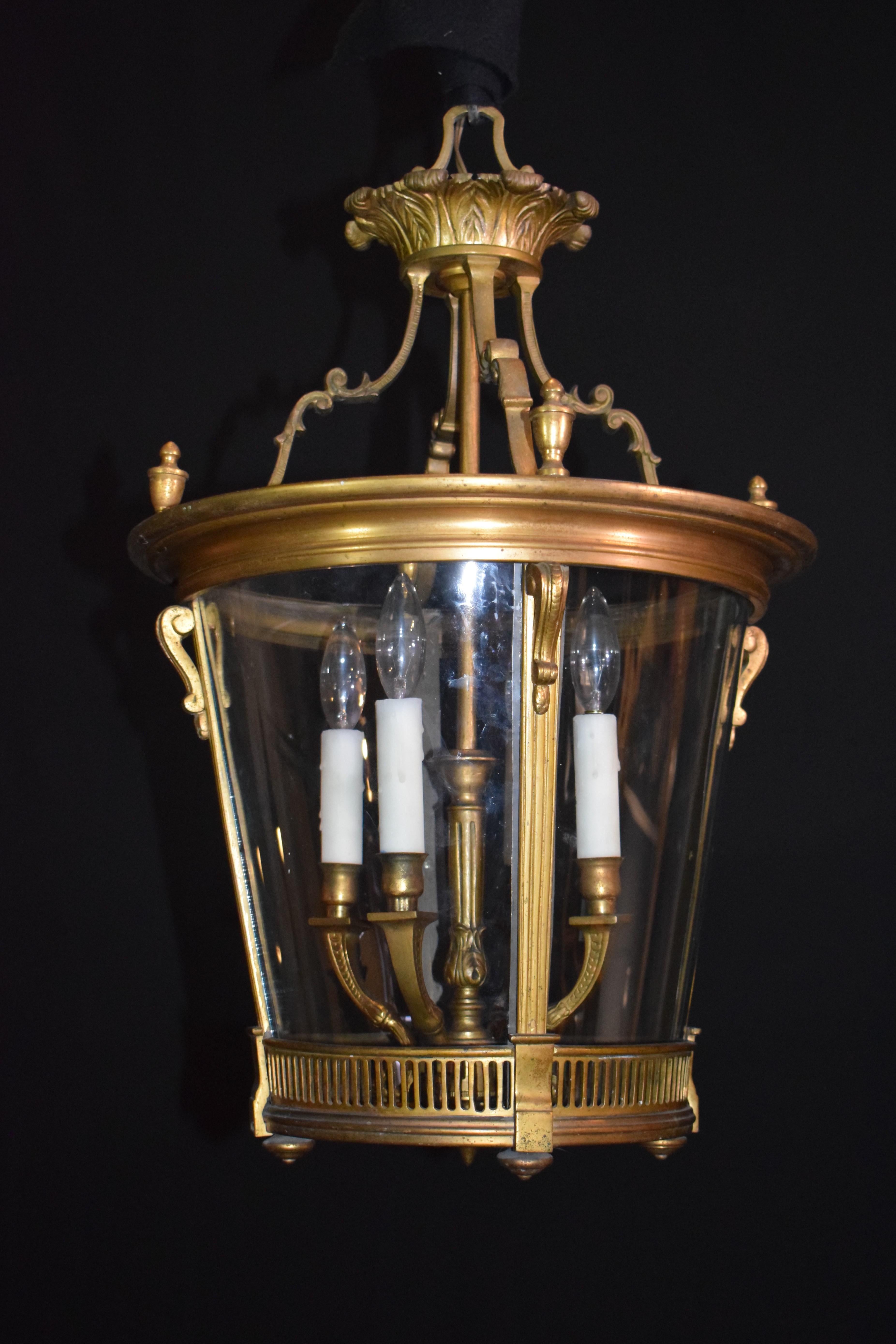 A superb and elegant gilt bronze lantern with curved glass panels.
France, circa 1910.
4 lights
Measures: 25