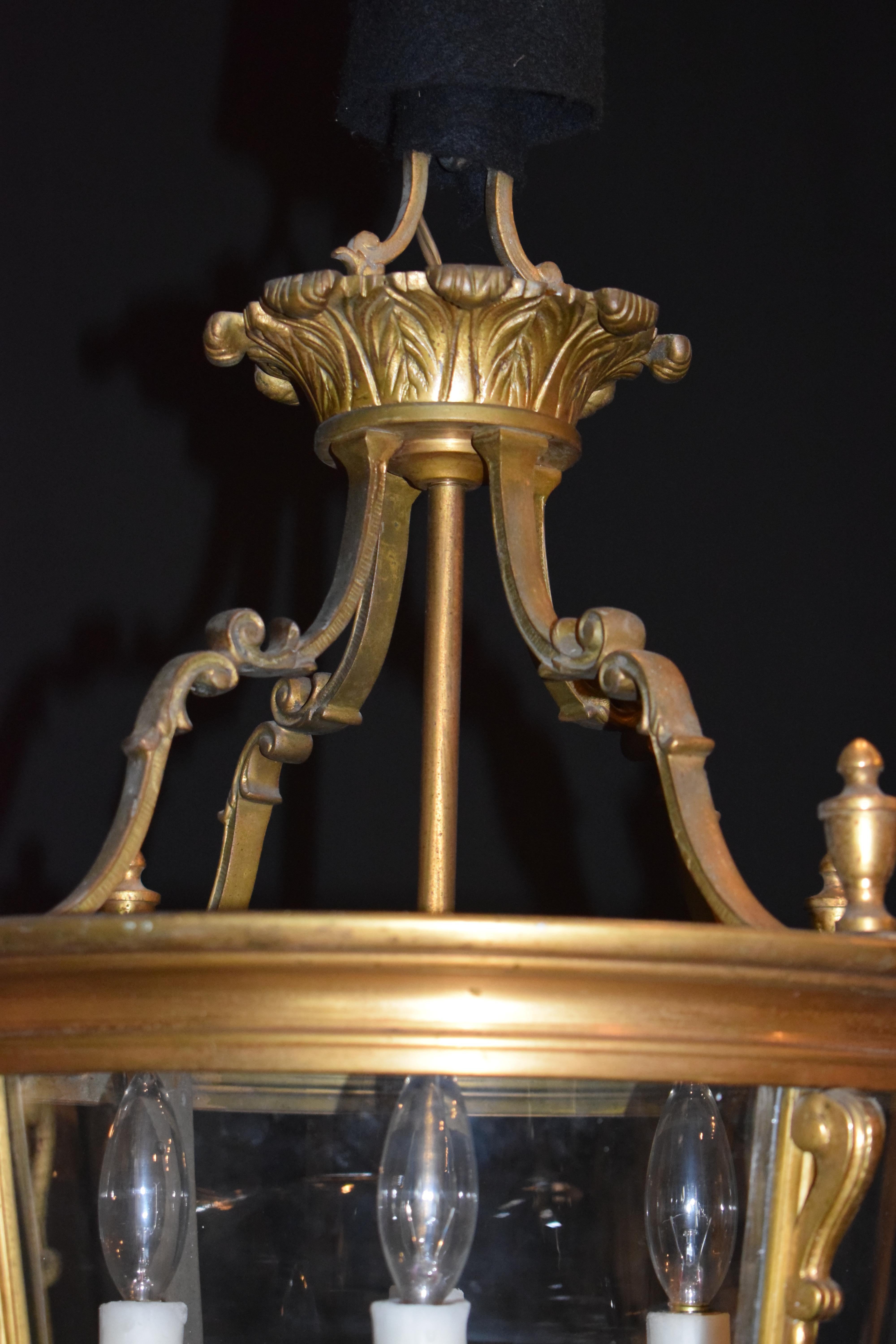 Superb and Elegant Gilt Bronze Lantern with Curved Glass Panels In Good Condition In Atlanta, GA