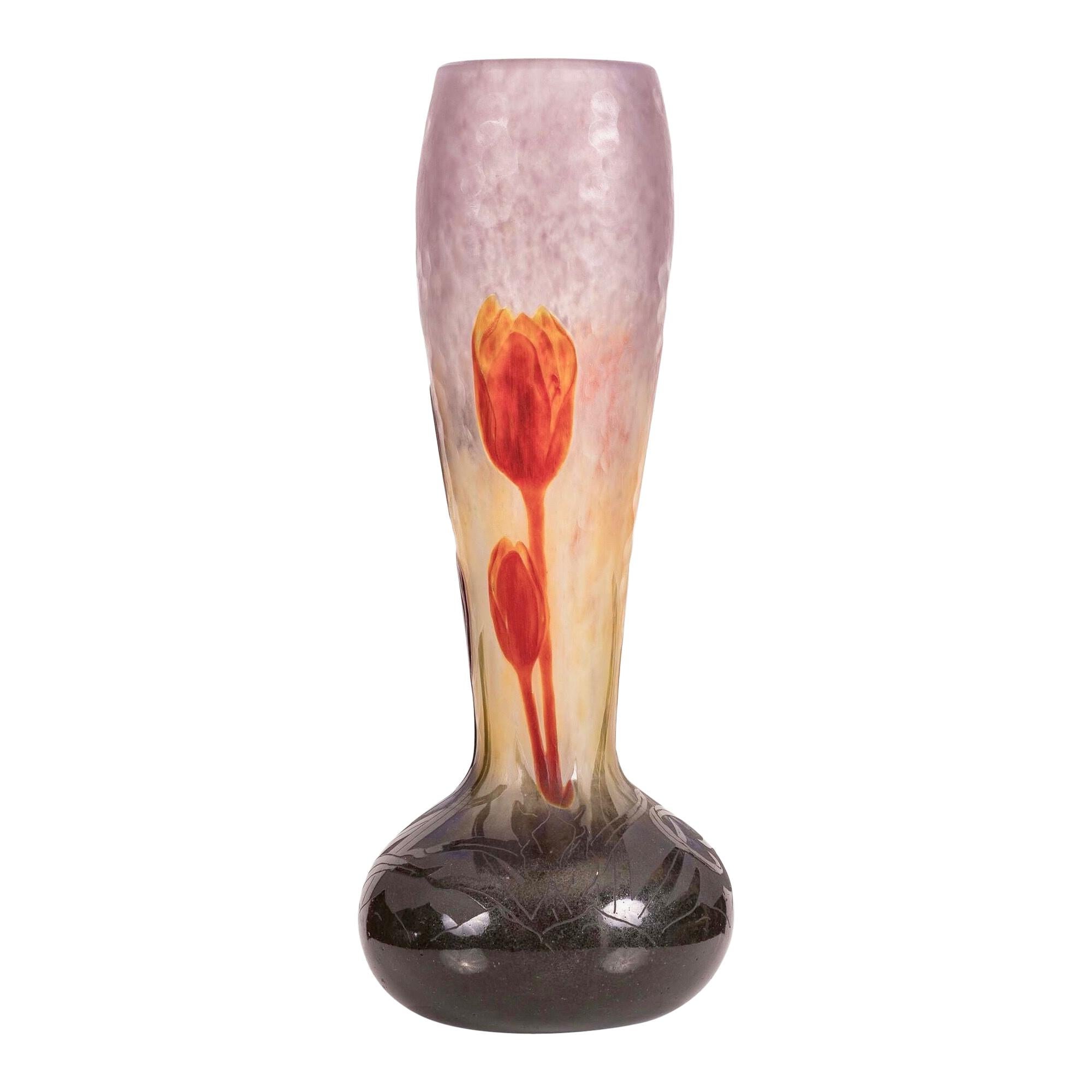 Superbe et très beau vase en verre Martele et camée sculpté à la roue de Daum Nancy