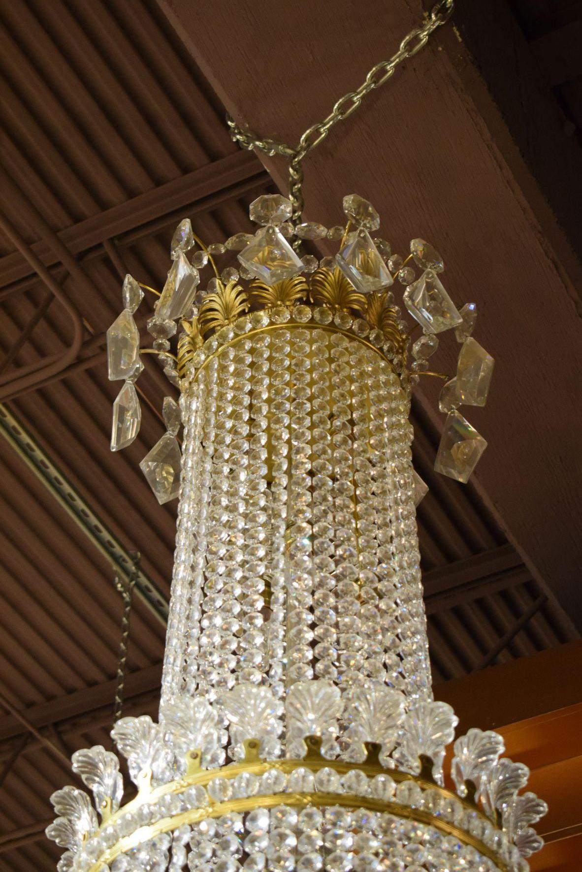 A superb and very fine Regency style English chandelier, gilt bronze and cut crystal. England, circa 1880. 33 lights (24 perimetral, 9 interior)
Dimensions: Height 85