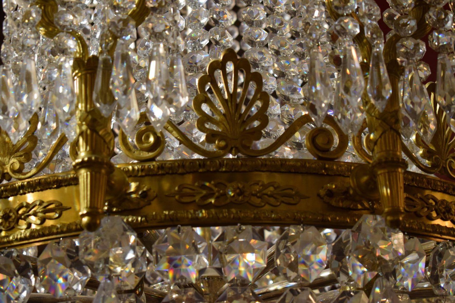 Superb and Very Fine Regency Style English Chandelier In Good Condition In Atlanta, GA