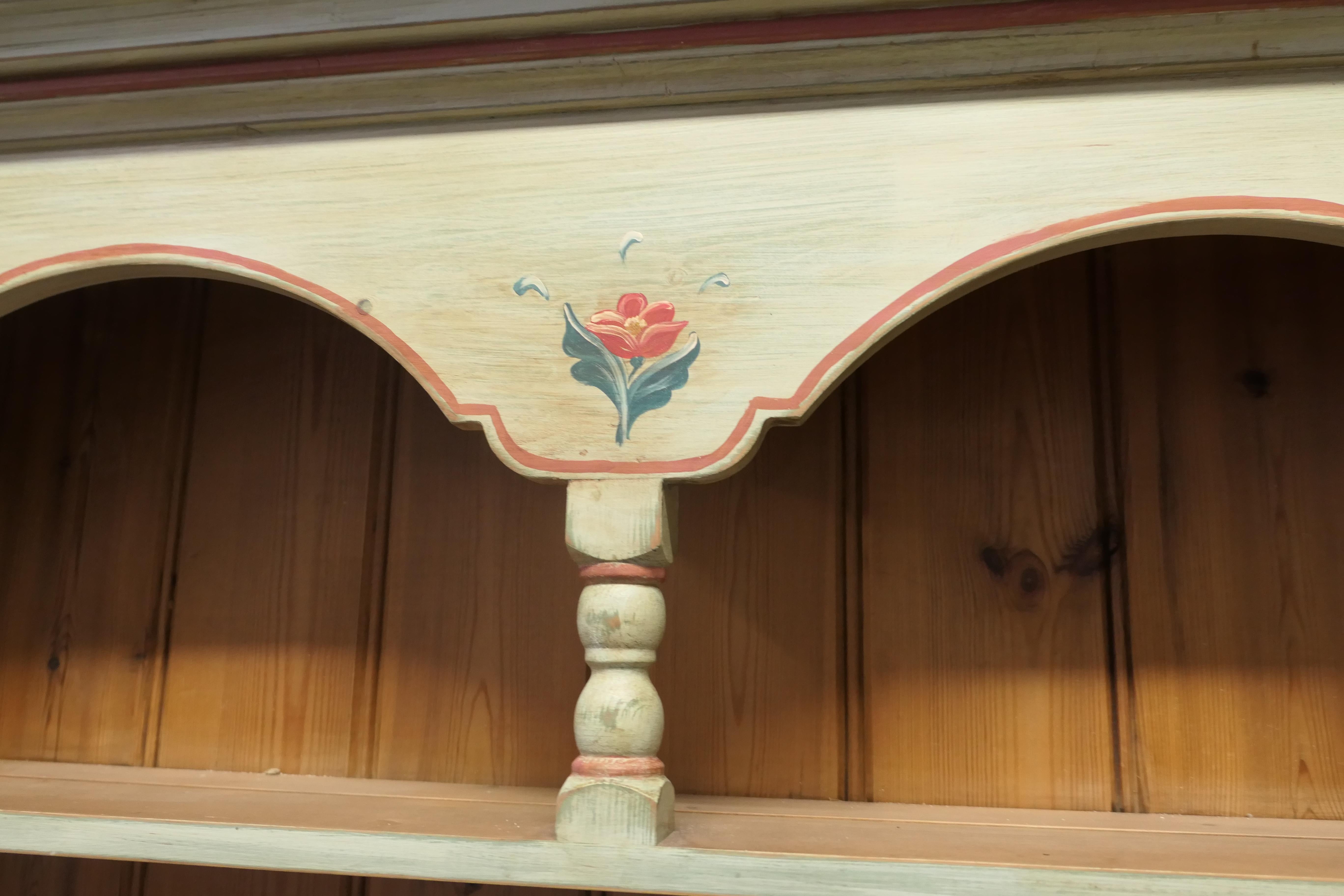 Superbe commode en pin peinte à la main pour la cuisine Farmhouse en vente 4