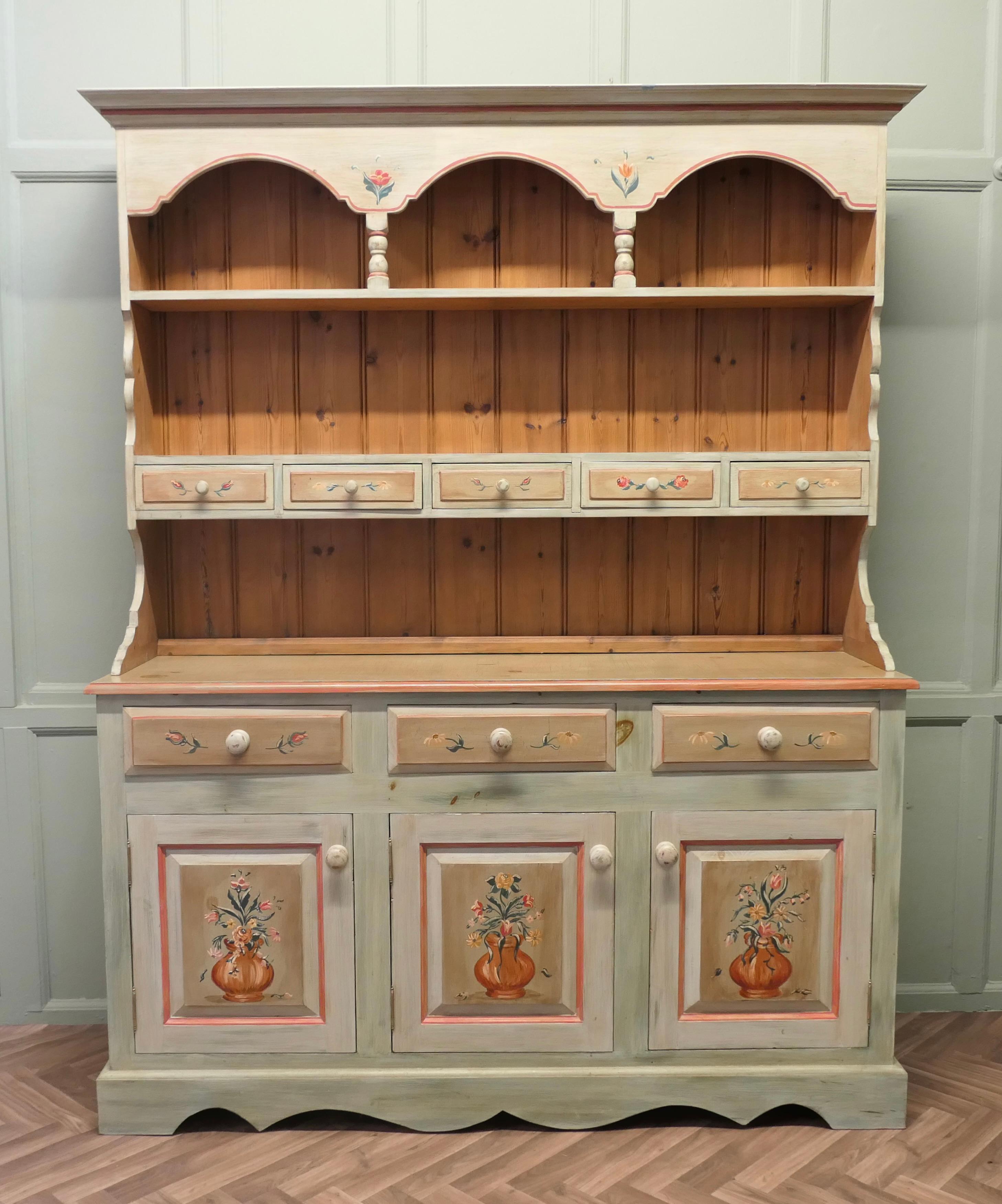 Superbe commode en pin peinte à la main pour la cuisine Farmhouse
Cette pièce est superbe, c'est une œuvre d'art à part entière, elle a été peinte à la main, principalement avec des fleurs.
La commode comporte trois tiroirs avec des portes à
