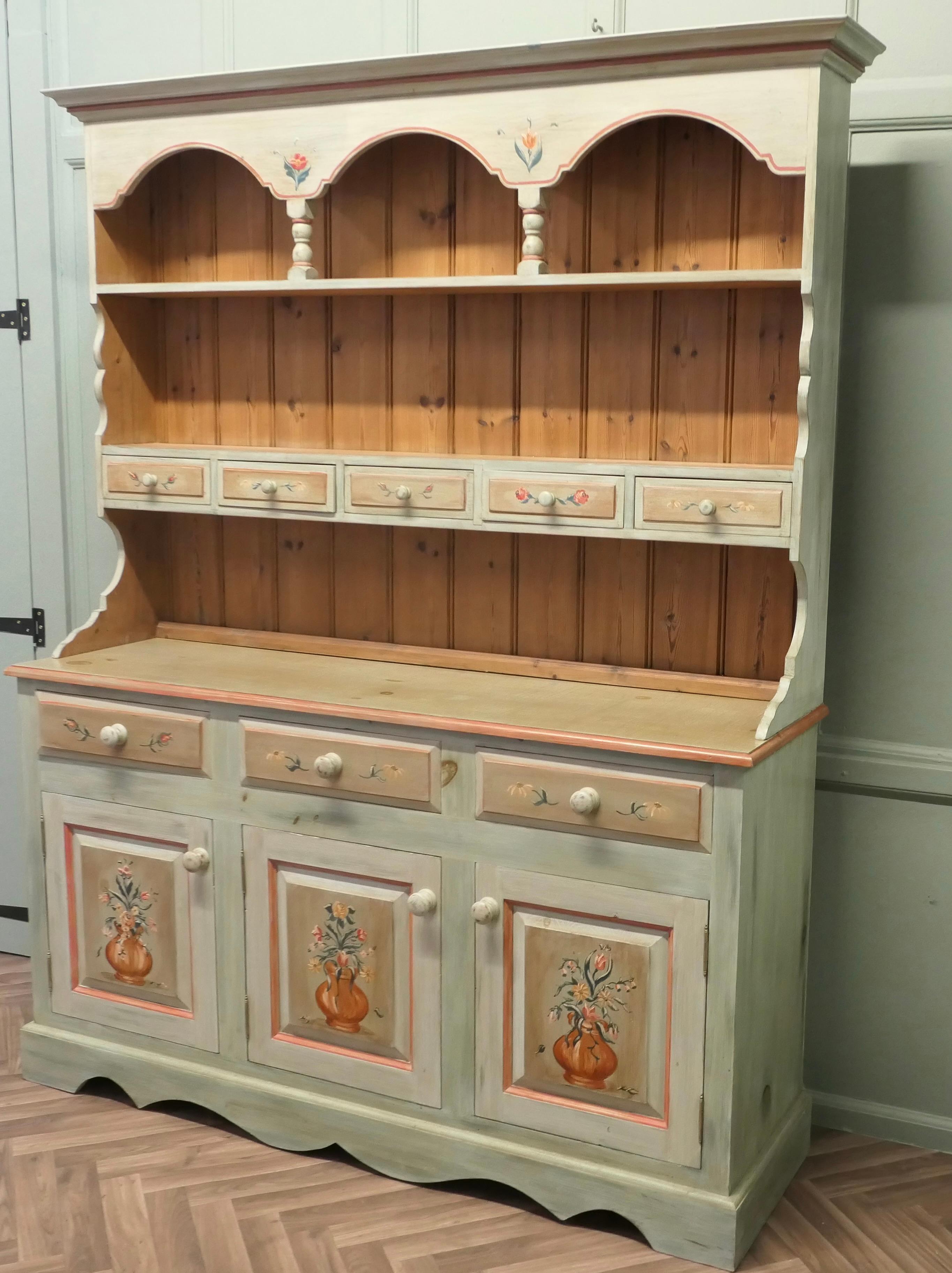 Country Superbe commode en pin peinte à la main pour la cuisine Farmhouse en vente