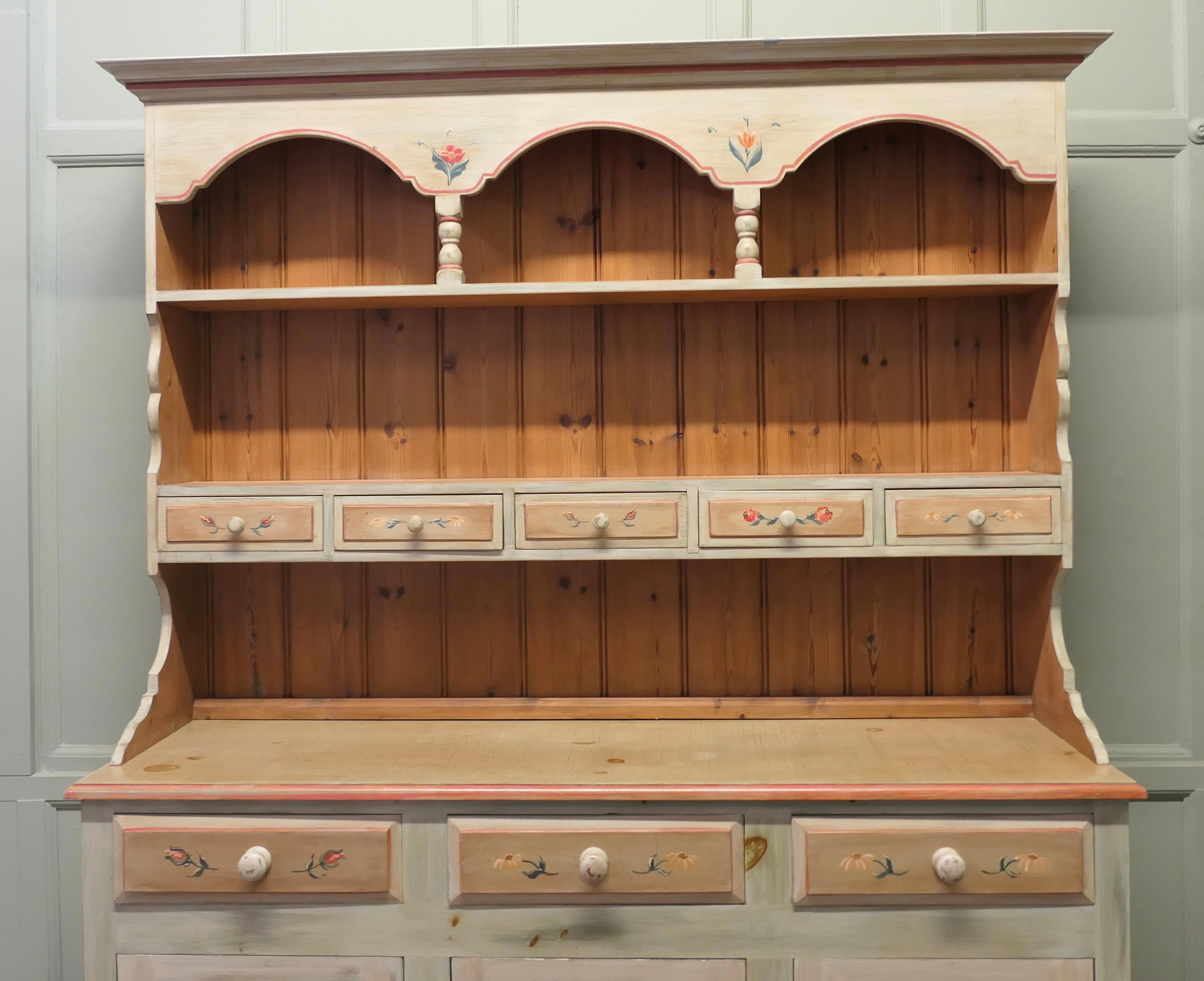 Superbe commode en pin peinte à la main pour la cuisine Farmhouse Bon état - En vente à Godshill, Isle of Wight