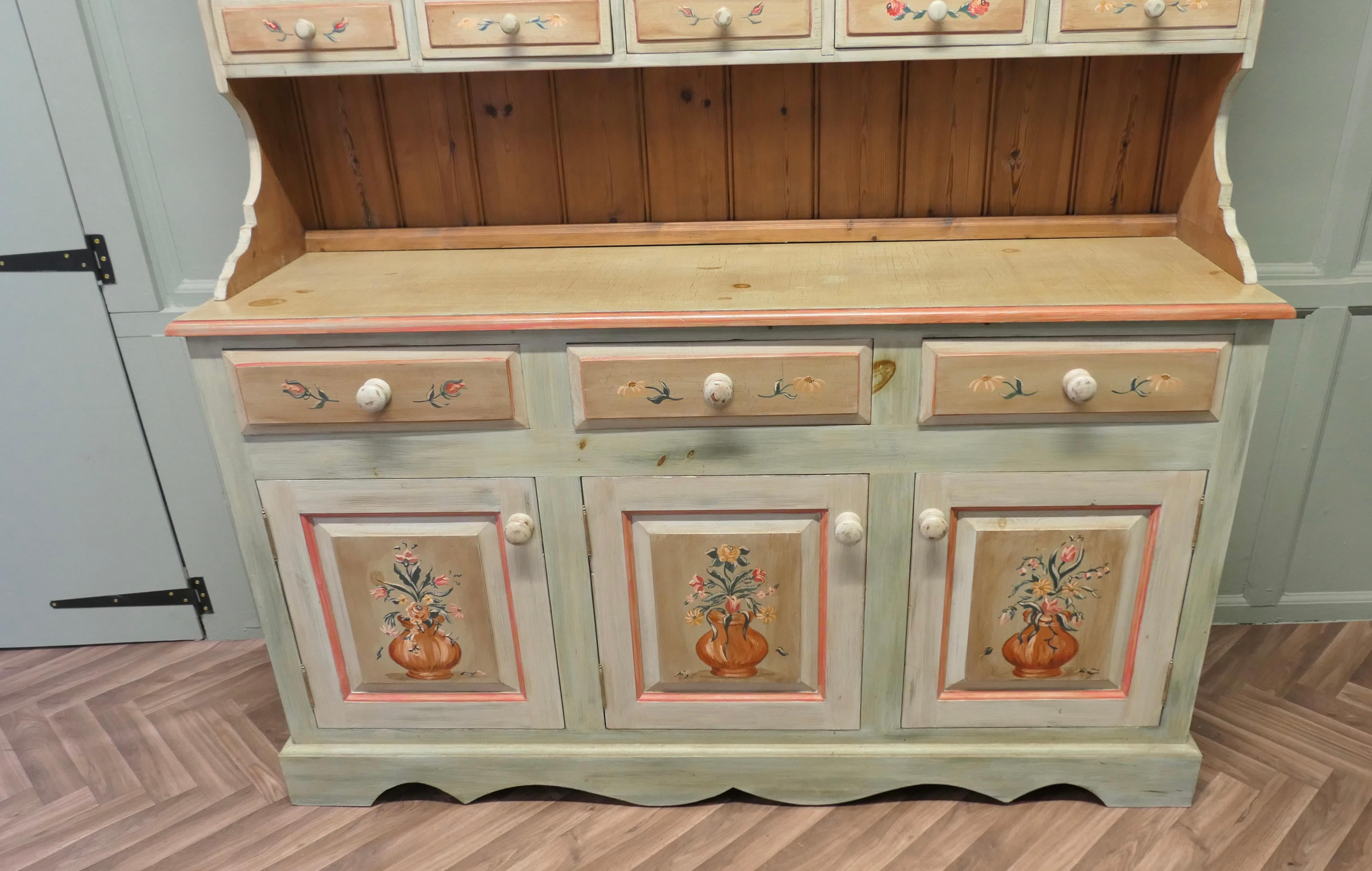 Début du 20ème siècle Superbe commode en pin peinte à la main pour la cuisine Farmhouse en vente