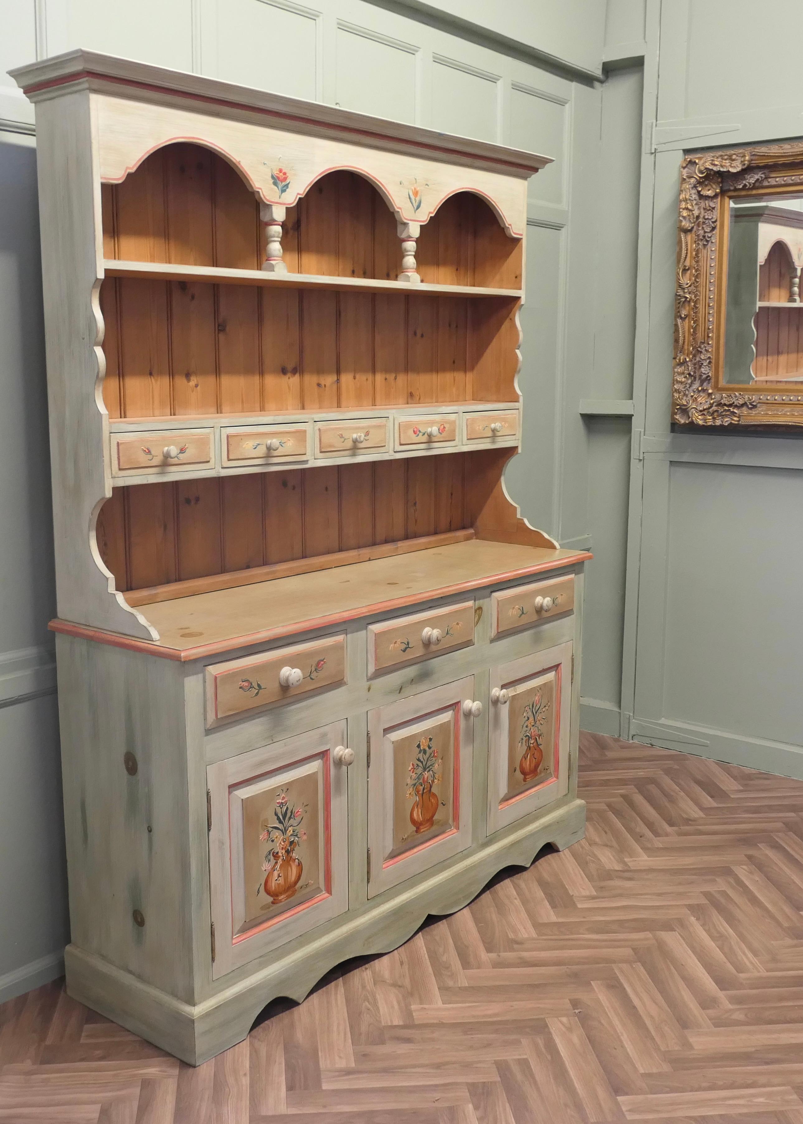 Pin Superbe commode en pin peinte à la main pour la cuisine Farmhouse en vente