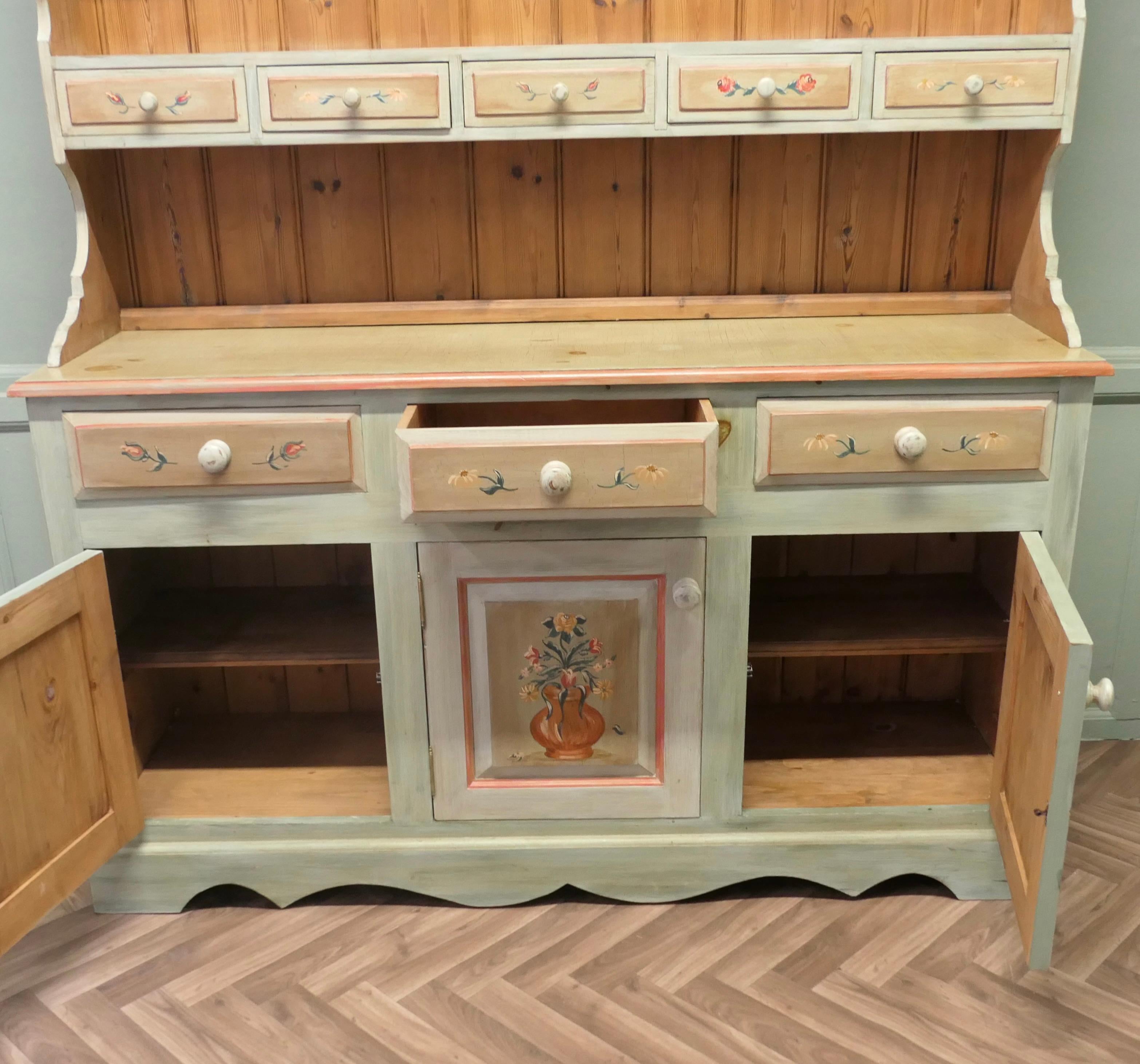 Superbe commode en pin peinte à la main pour la cuisine Farmhouse en vente 1