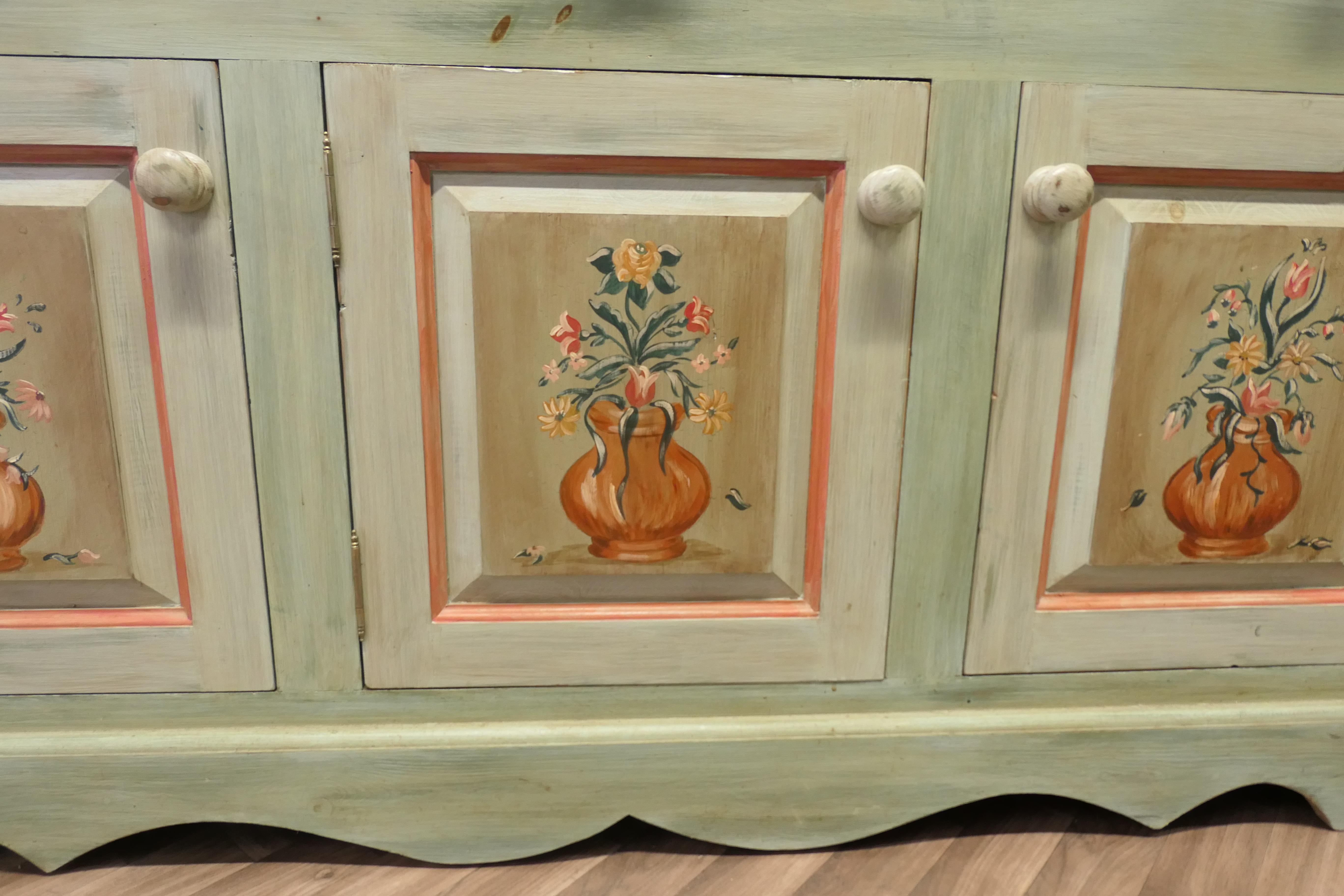 Superbe commode en pin peinte à la main pour la cuisine Farmhouse en vente 2