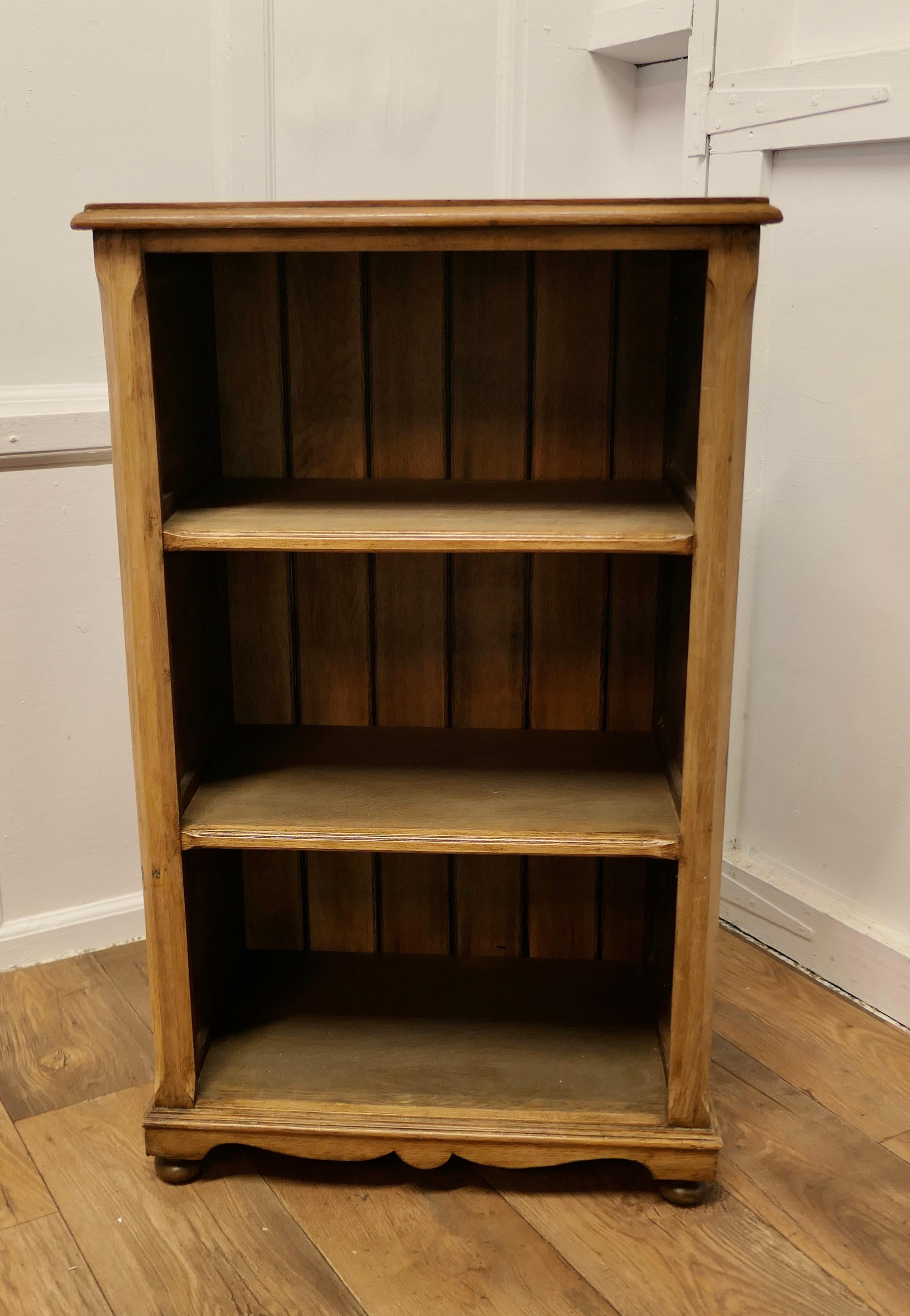 A Superb Arts and Crafts Golden Oak Open Shelves  

This is a good quality sturdy piece, built in Golden Oak in the Arts and Crafts style 
The shelf has panelled sides and fixed shelves, these have moulded front edges
The unit is in good condition,