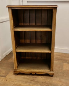 A Superb Arts and Crafts Golden Oak Open Shelves