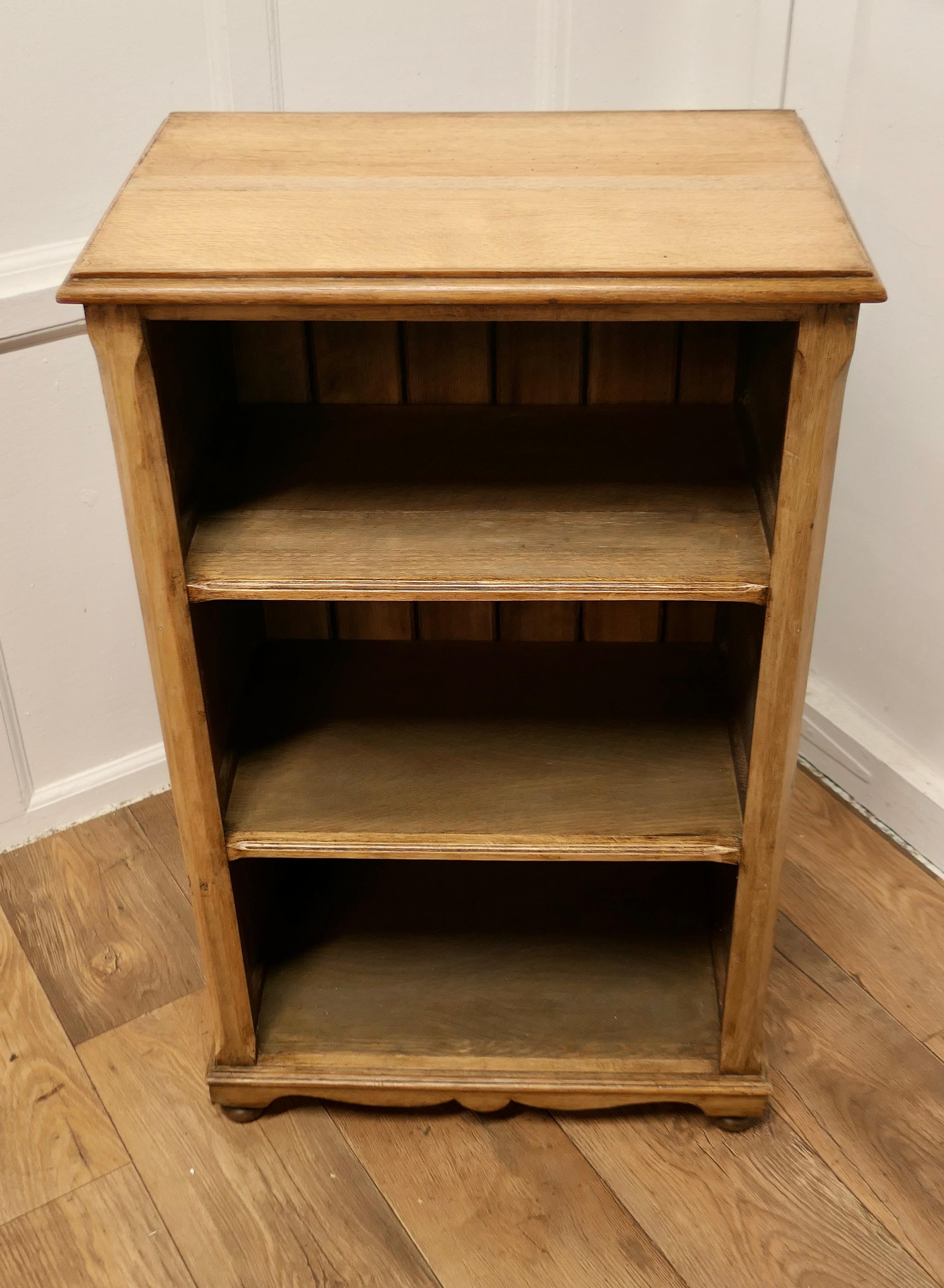 A Superb Arts and Crafts Golden Oak Open Shelves      In Good Condition In Chillerton, Isle of Wight