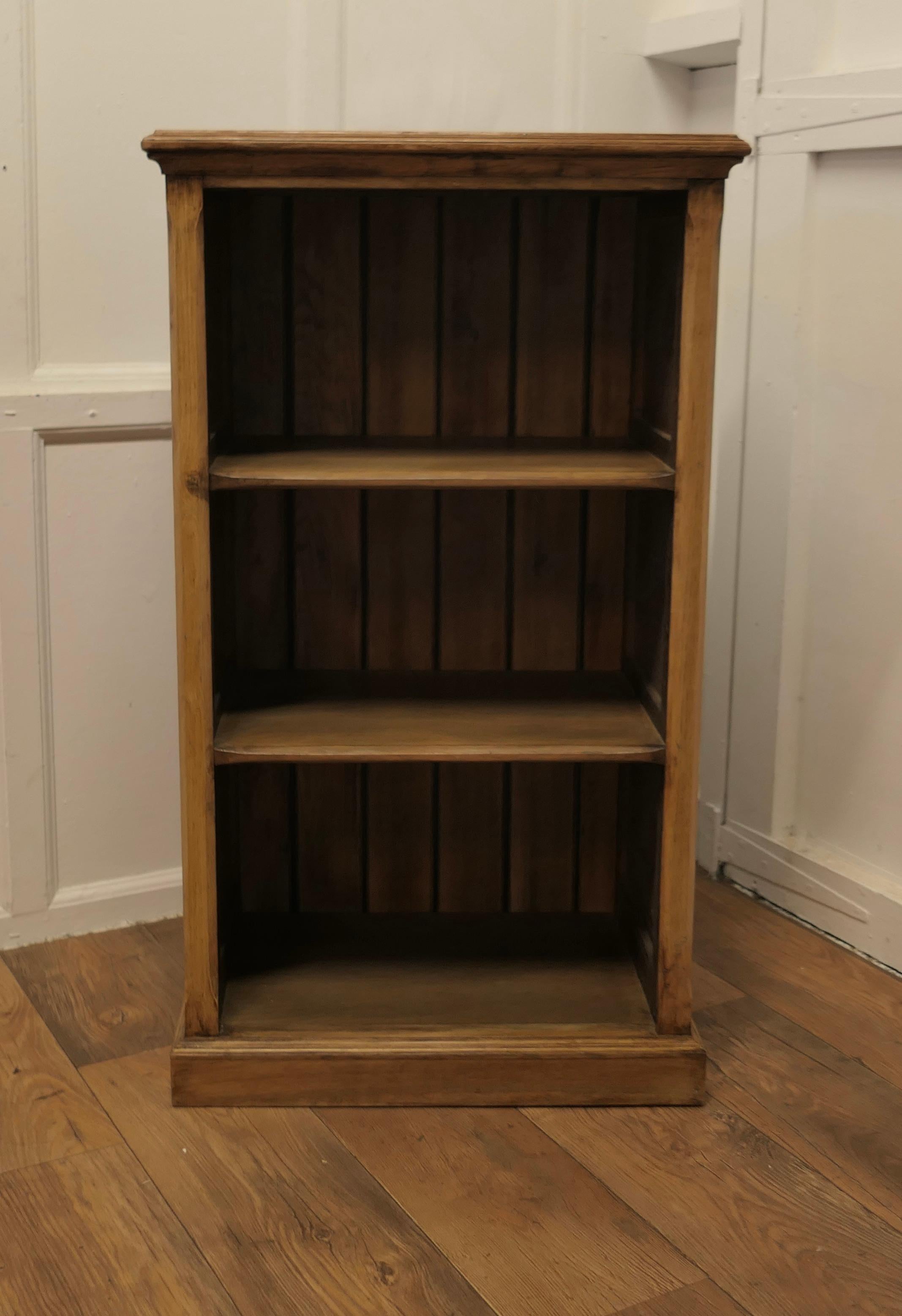 A Superb Arts and Crafts Golden Oak Open Shelves   In Good Condition For Sale In Chillerton, Isle of Wight