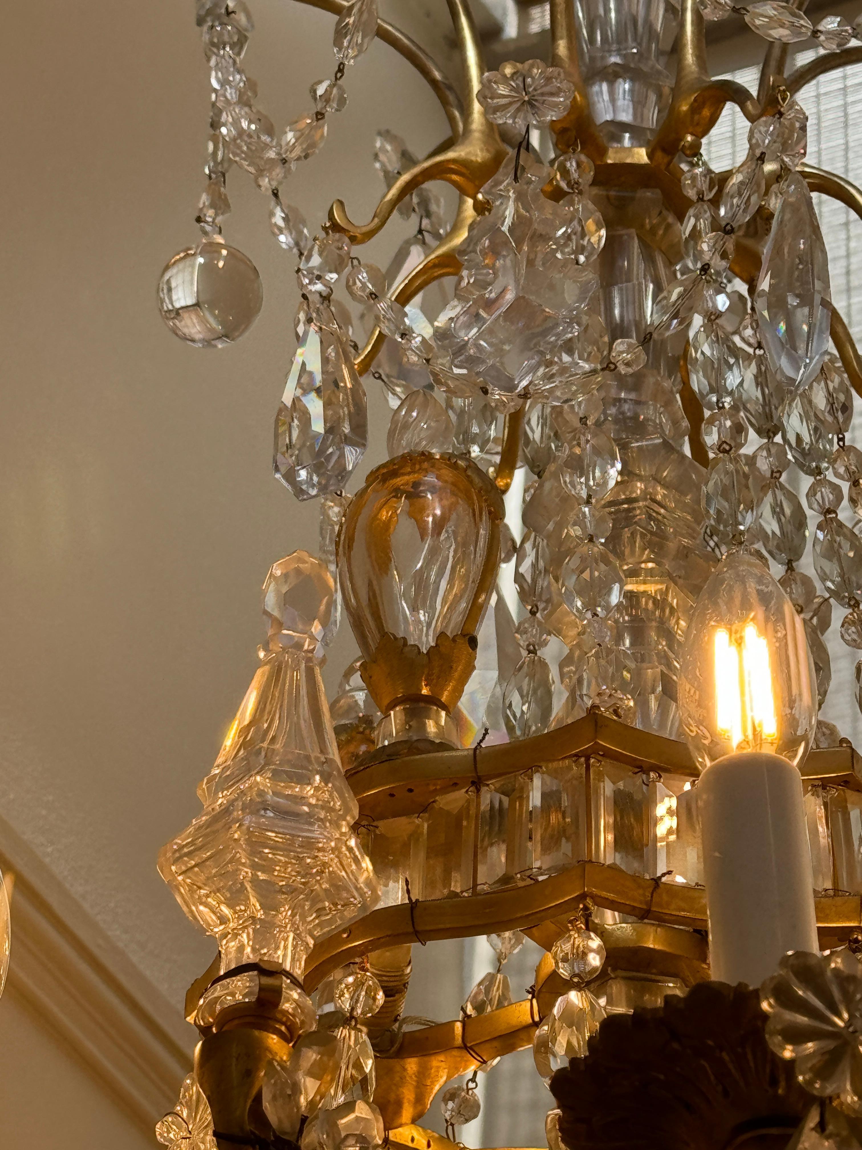 Questo squisito lampadario è un vero capolavoro di artigianato, creato dalla rinomata Baccarat o assemblato nel 18° secolo.  Con le sue dodici luci e le splendide placche tagliate e sfaccettate, questo lampadario aggiungerà sicuramente un tocco di
