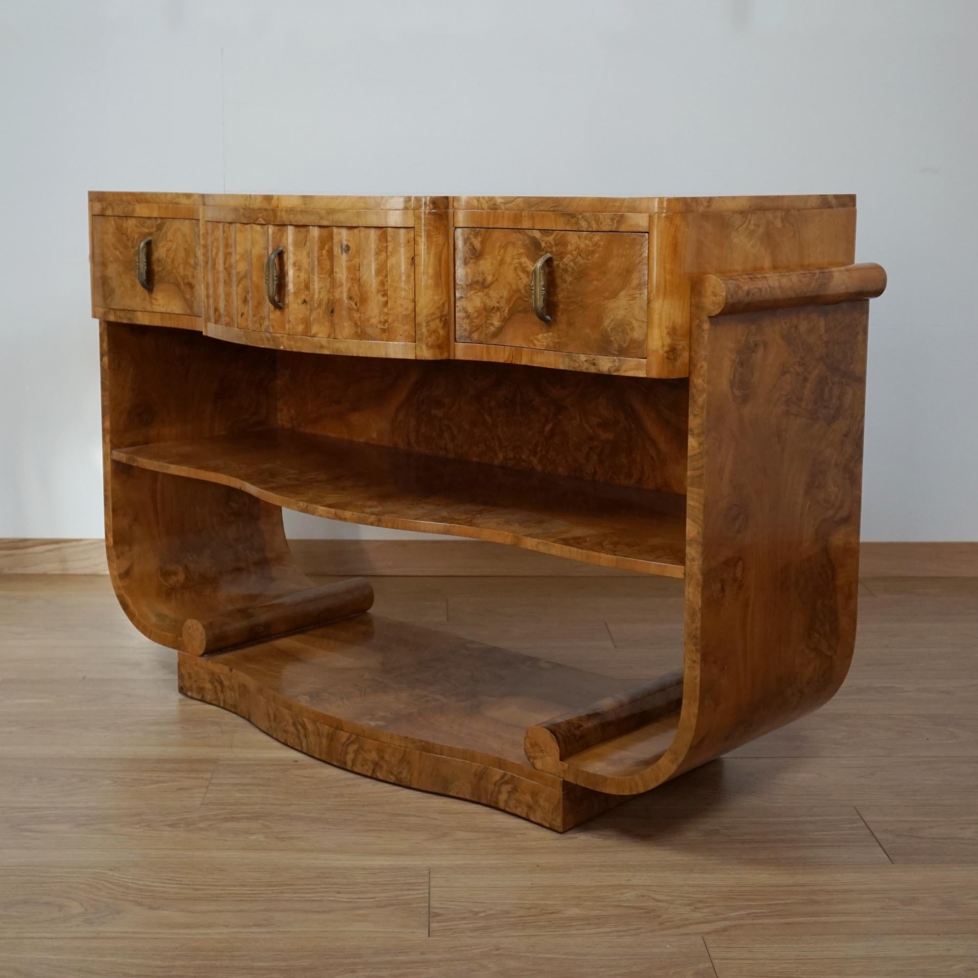Hervorragende Anrichte/Konsoltisch aus Wurzelnussholz im Art-Deco-Stil im Zustand „Gut“ in Forest Row, East Sussex