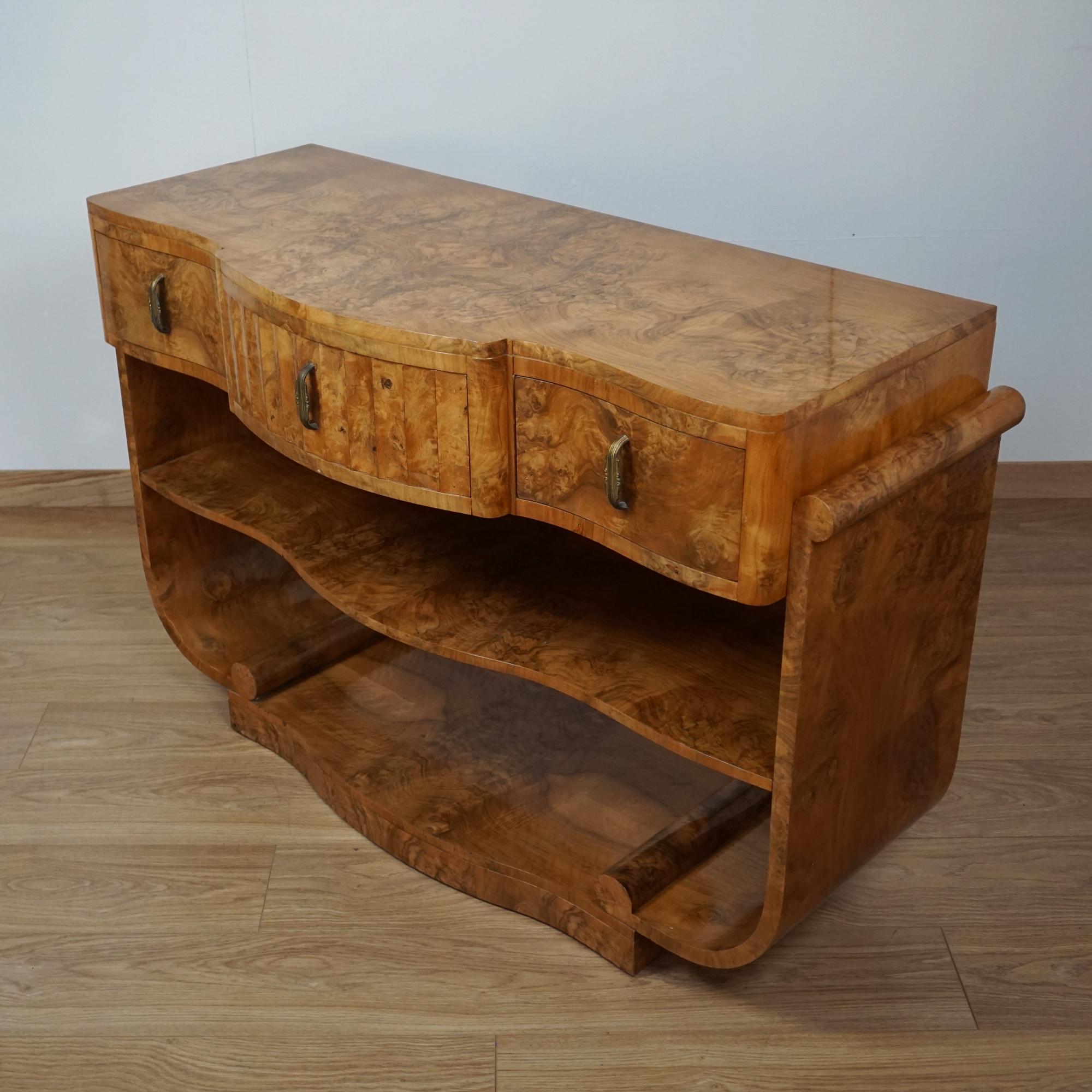 Hervorragende Anrichte/Konsoltisch aus Wurzelnussholz im Art-Deco-Stil (Frühes 20. Jahrhundert)